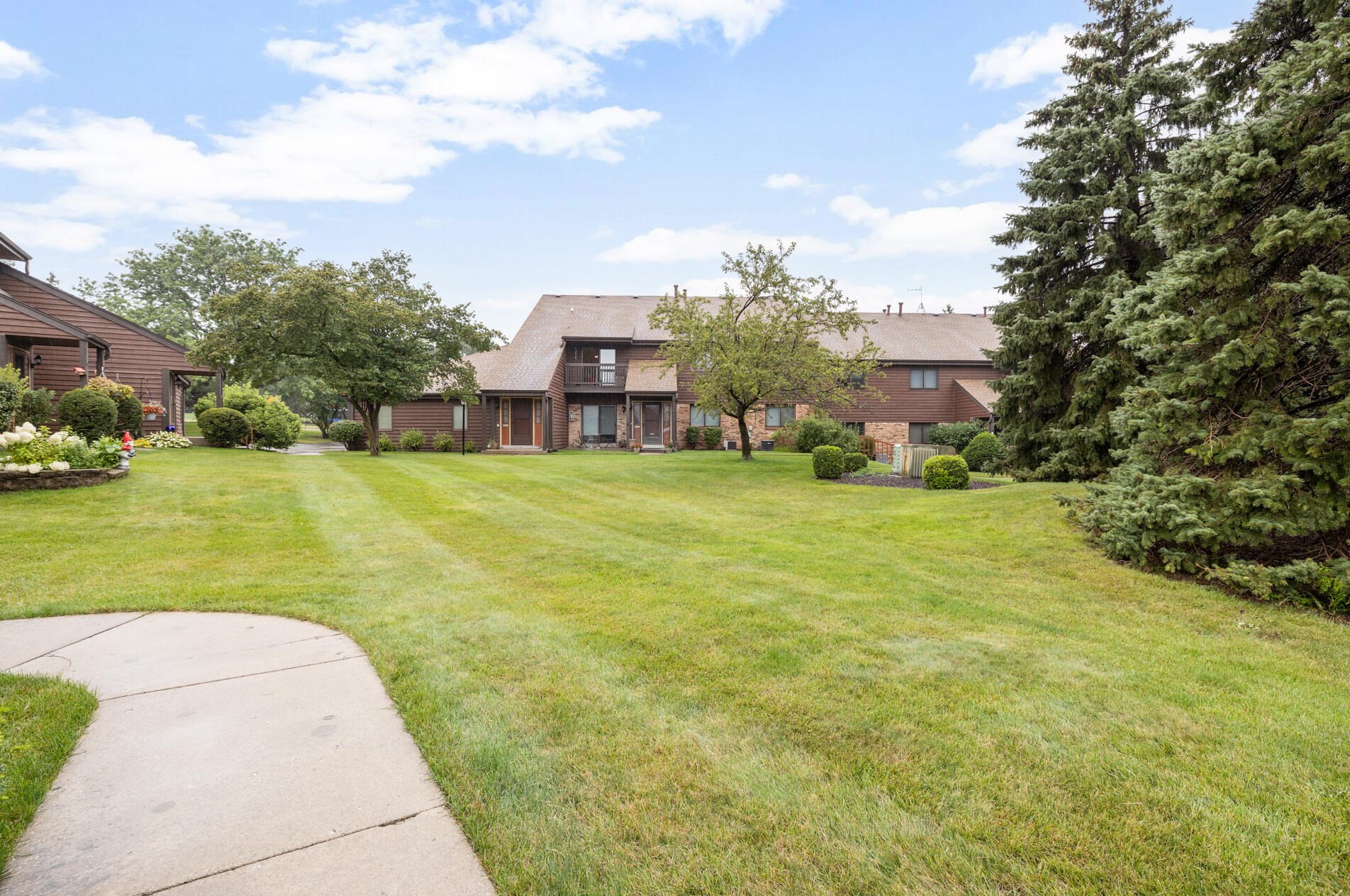 4235 S Ridgewood Ln, Milwaukee, WI 53221