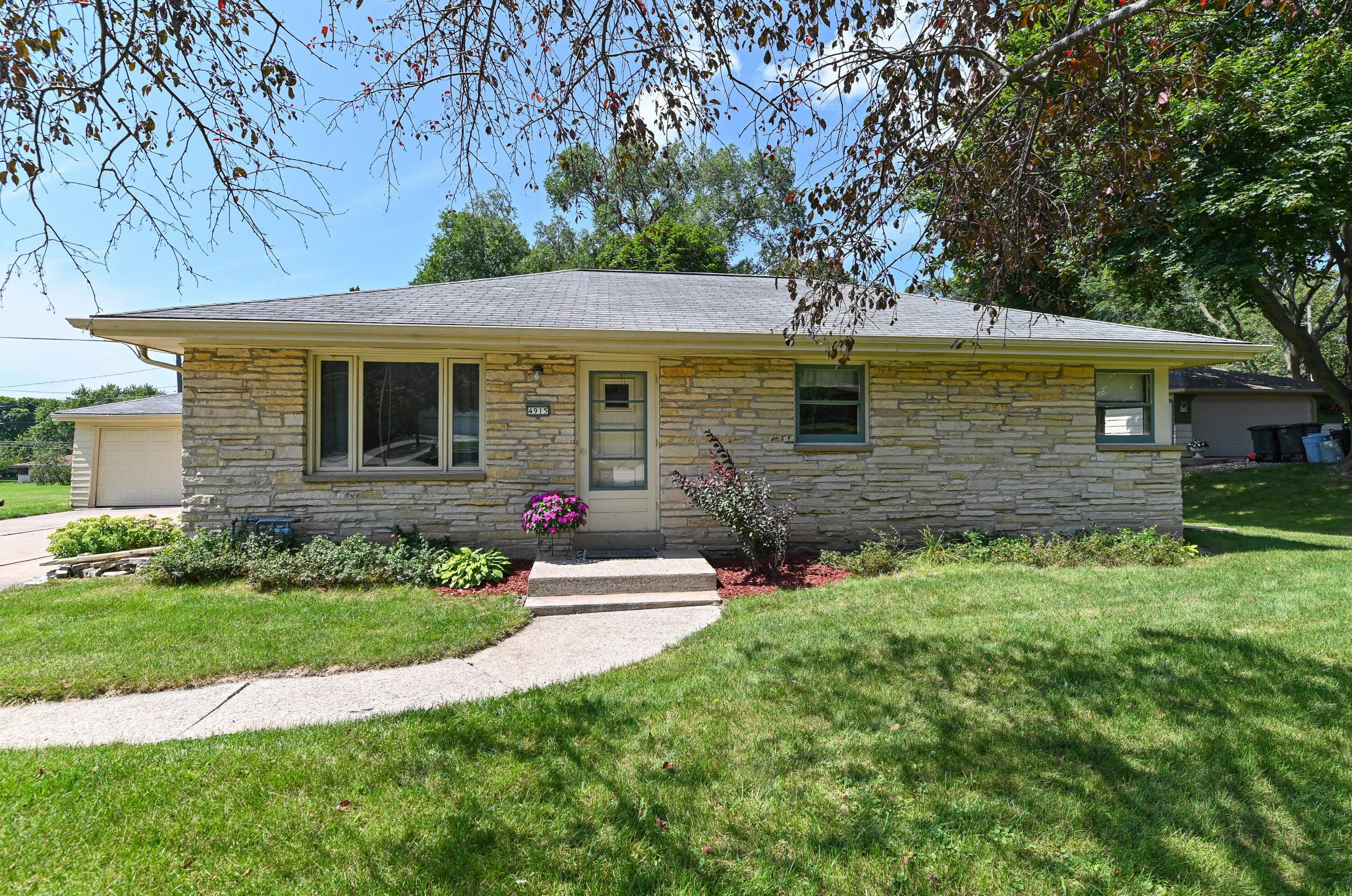 4915 S 68th St, Milwaukee, WI 53220