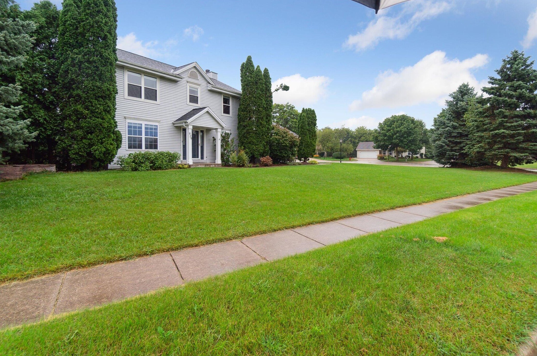 929 Chesterwood Ct, Pewaukee, WI 53072