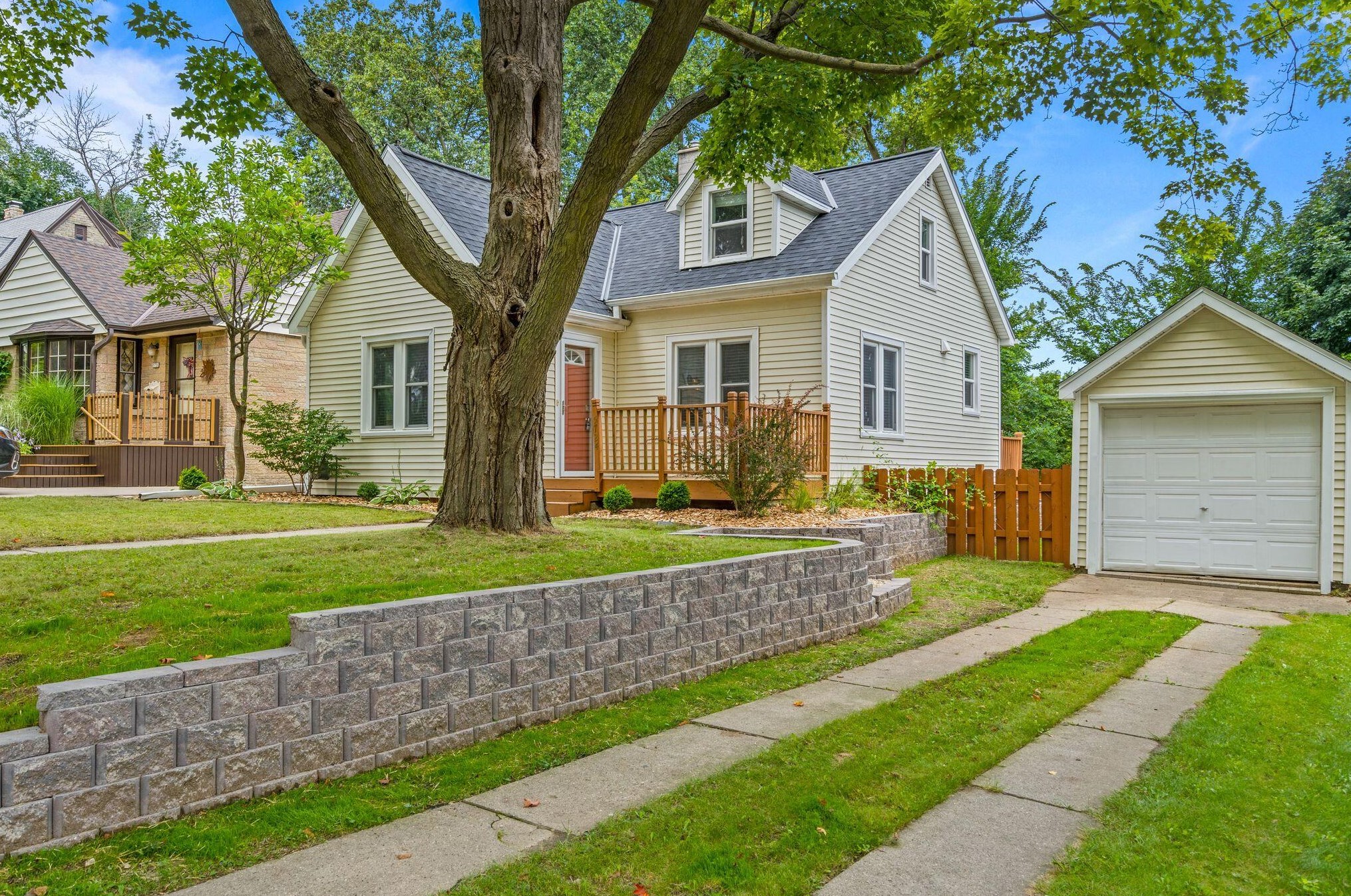 5724 Valley Forge Dr, Milwaukee, WI 53213-3229