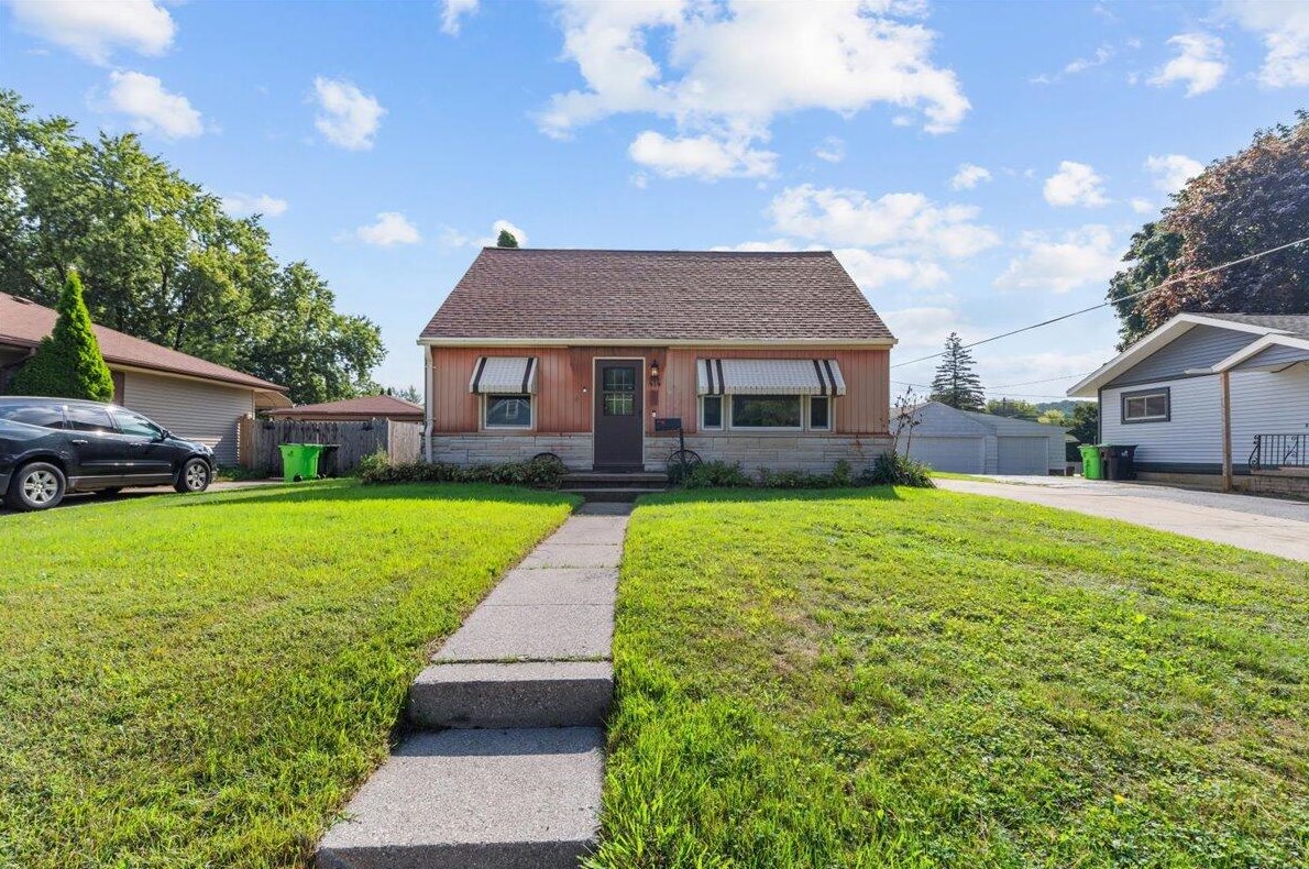 414 East Ave, Hartford, WI 53027