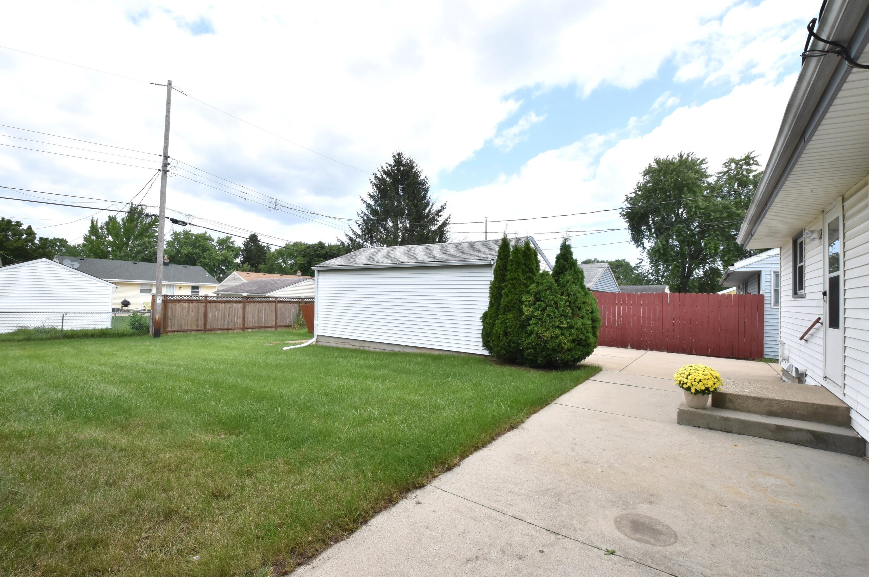 8036 W Colfax Ct, Milwaukee, WI 53218