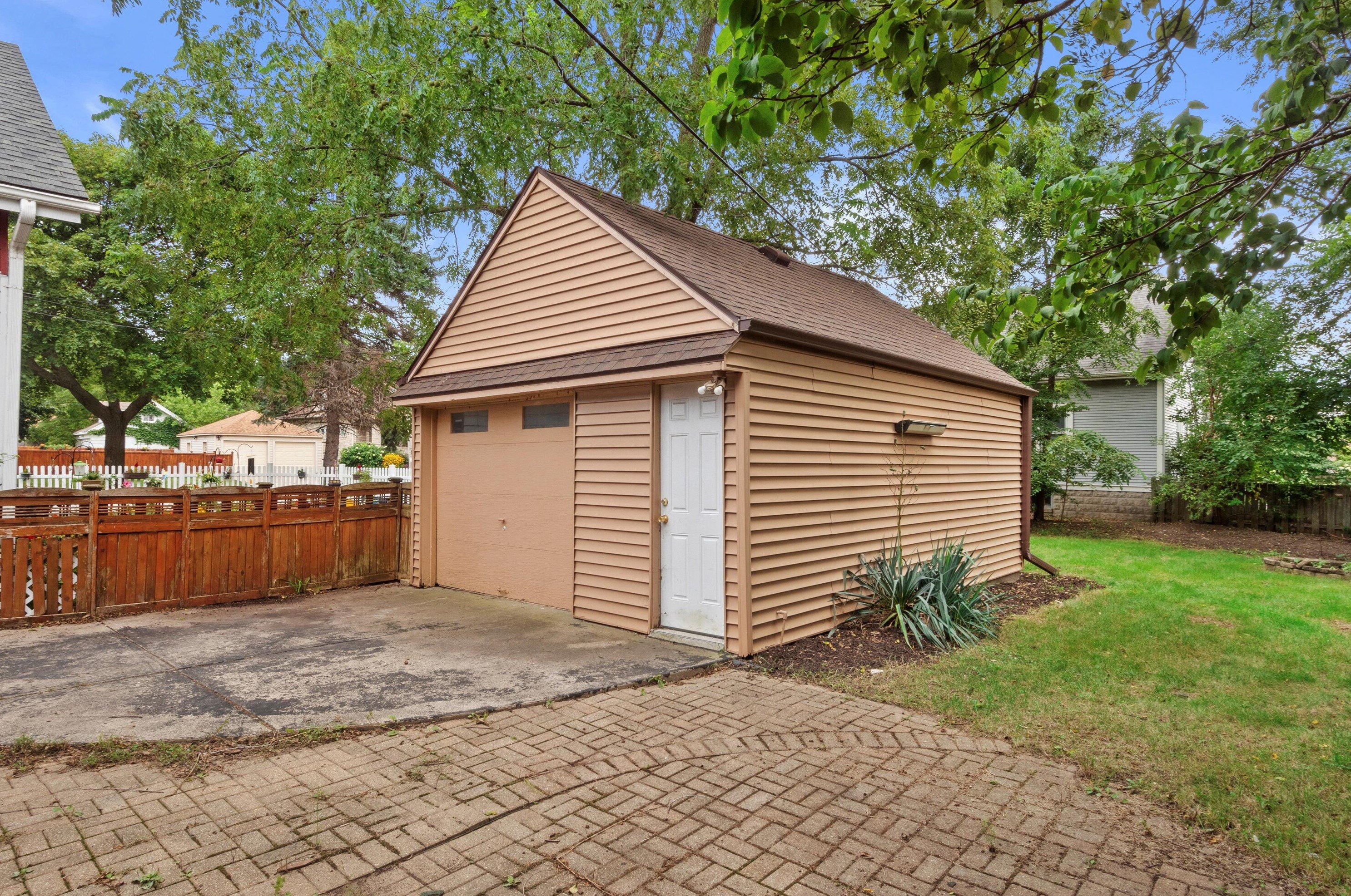 7509 Burleigh St, Milwaukee WI 53222-4941 exterior