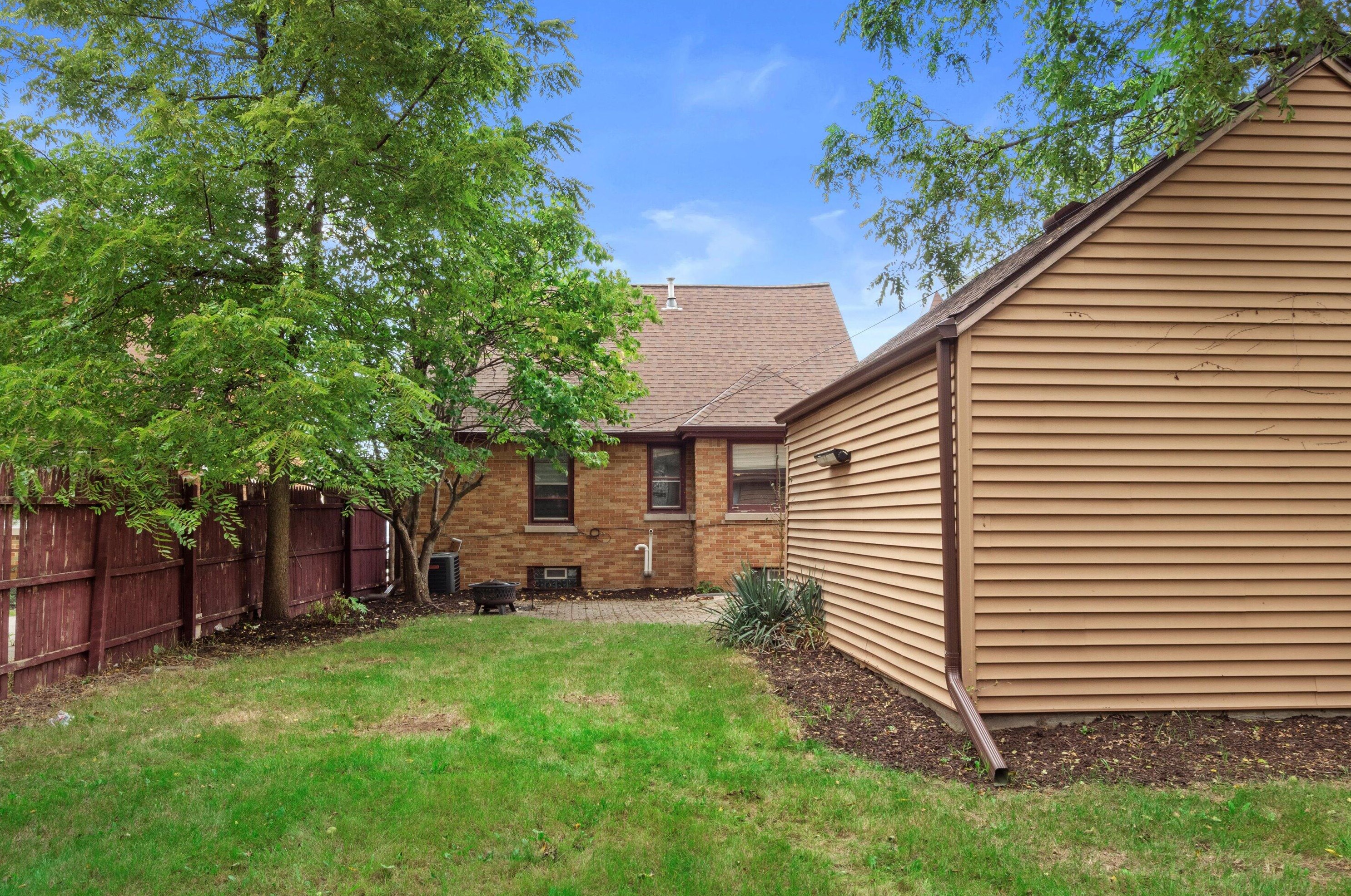 7509 Burleigh St, Milwaukee WI 53222-4941 exterior