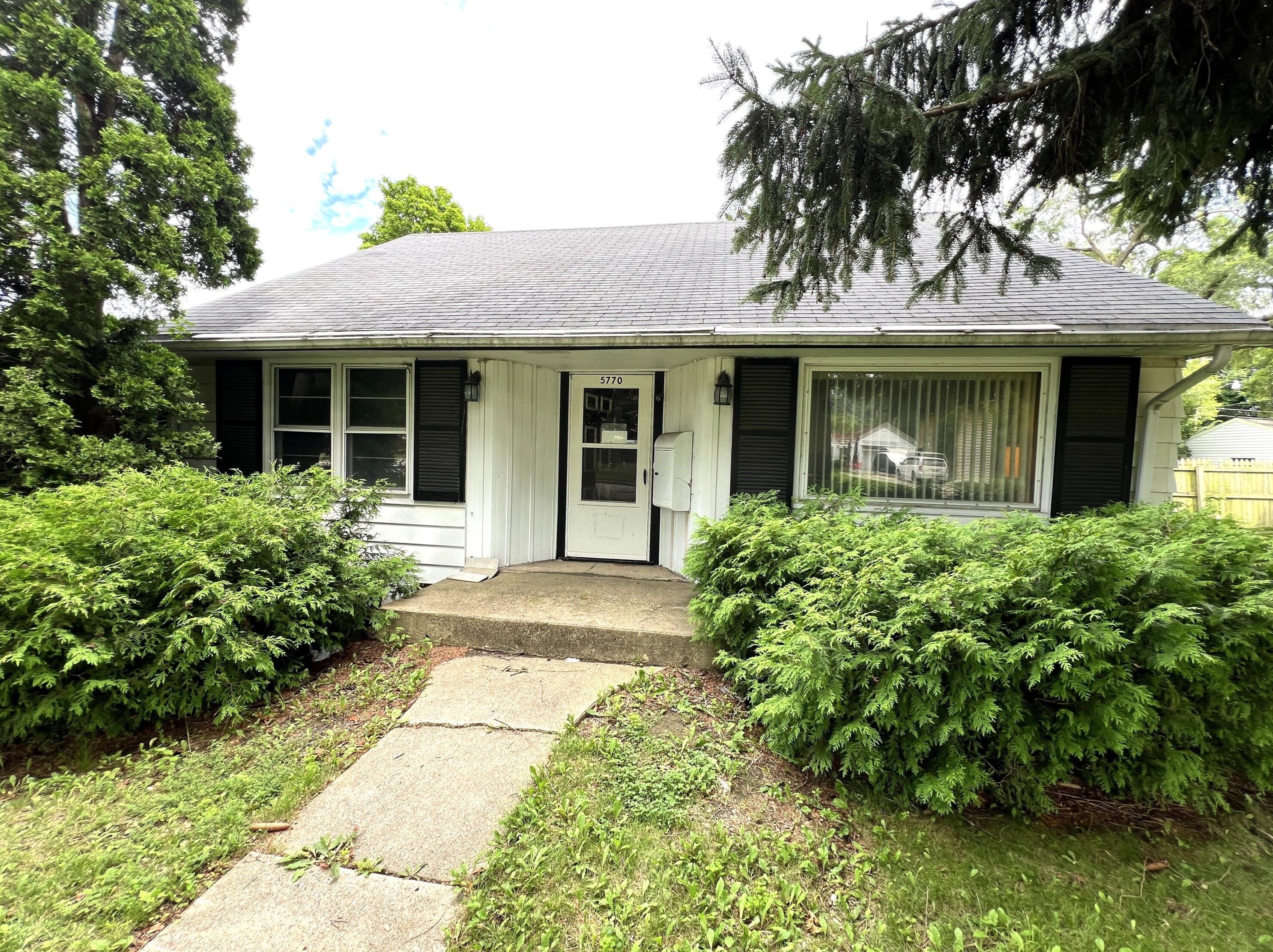 5770 N 69th St, Milwaukee, WI 53218