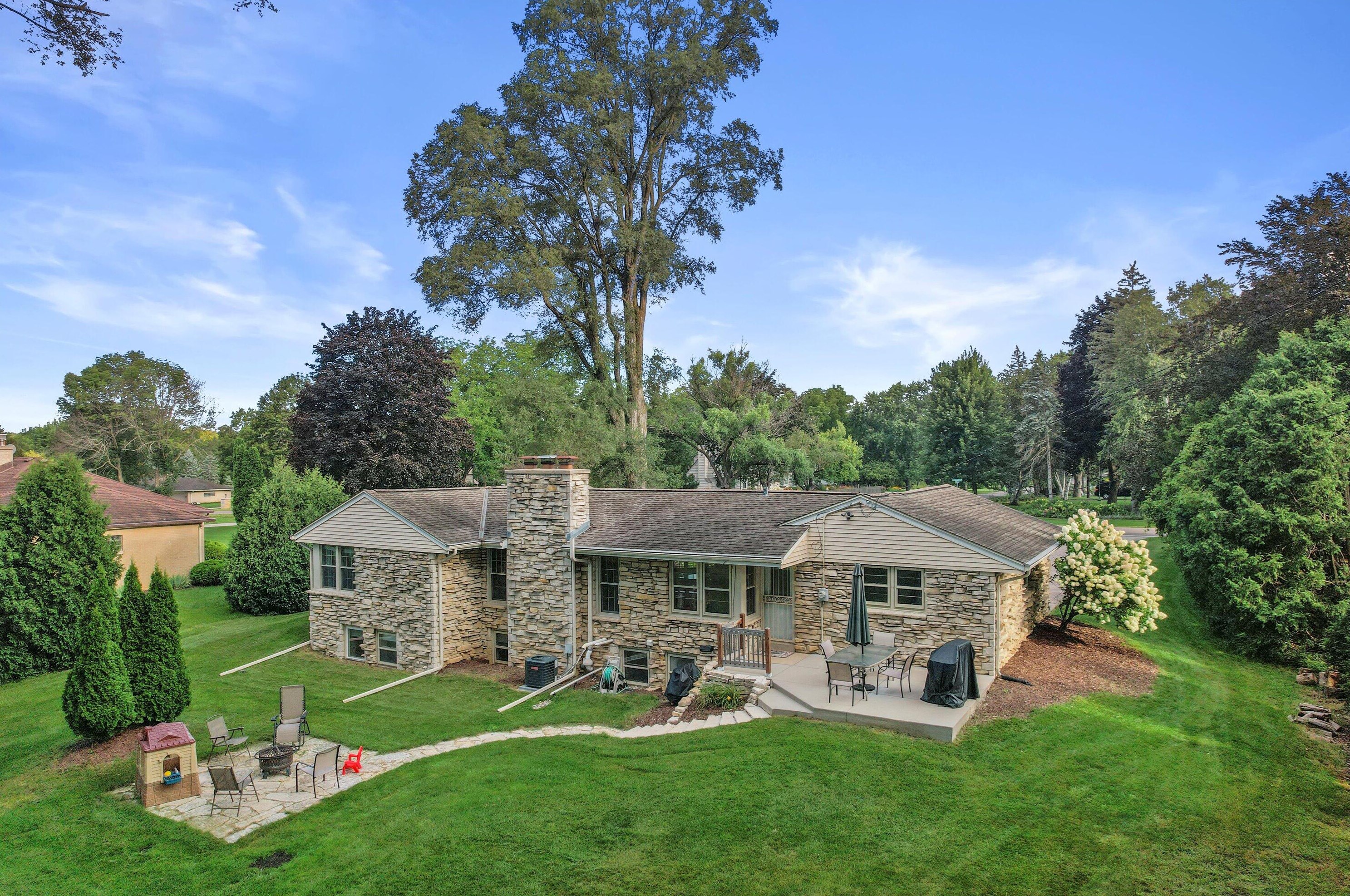 13525 Adelaide Ln, Brookfield, WI 53005