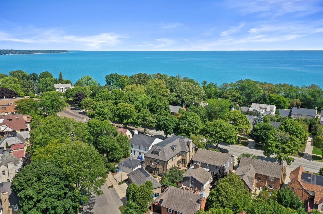 5111 Lake Dr, Milwaukee WI  53217-5751 exterior