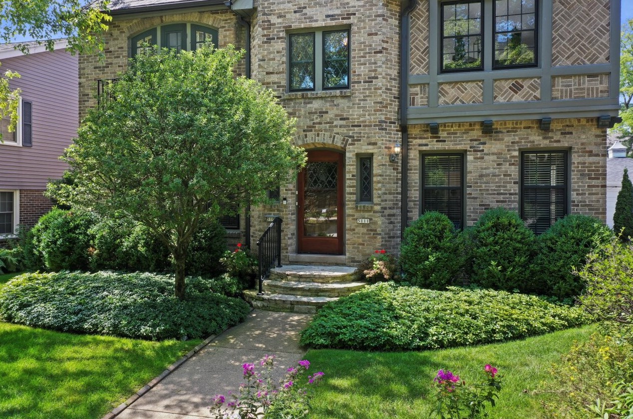 5111 Lake Dr, Milwaukee, WI 53217-5751