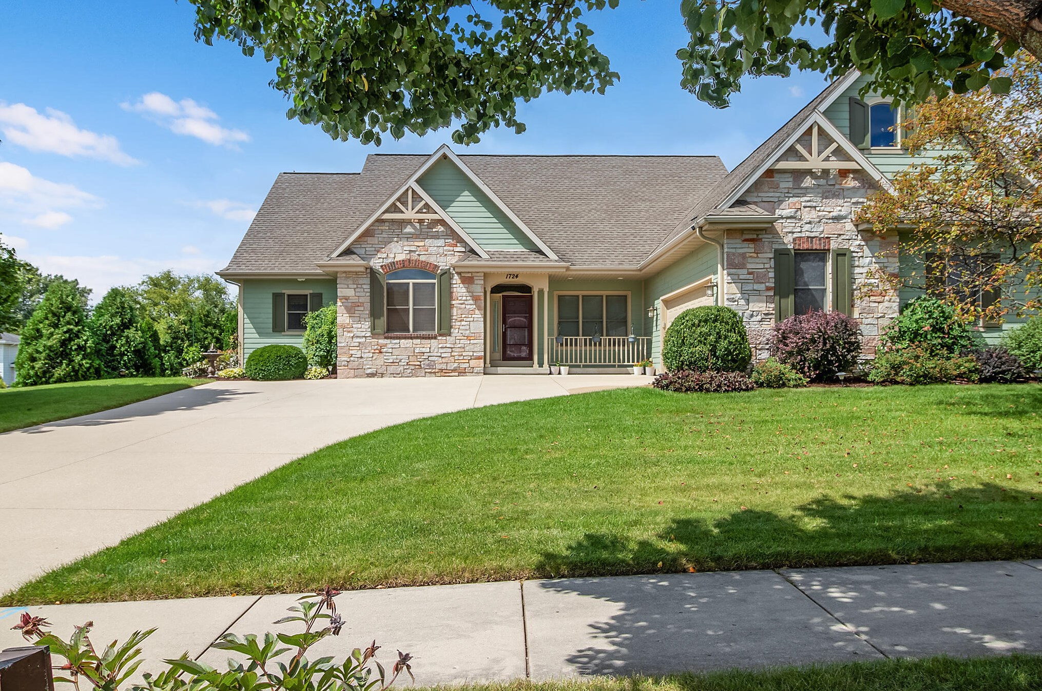 1724 Highlandview Dr, West Bend, WI 53095