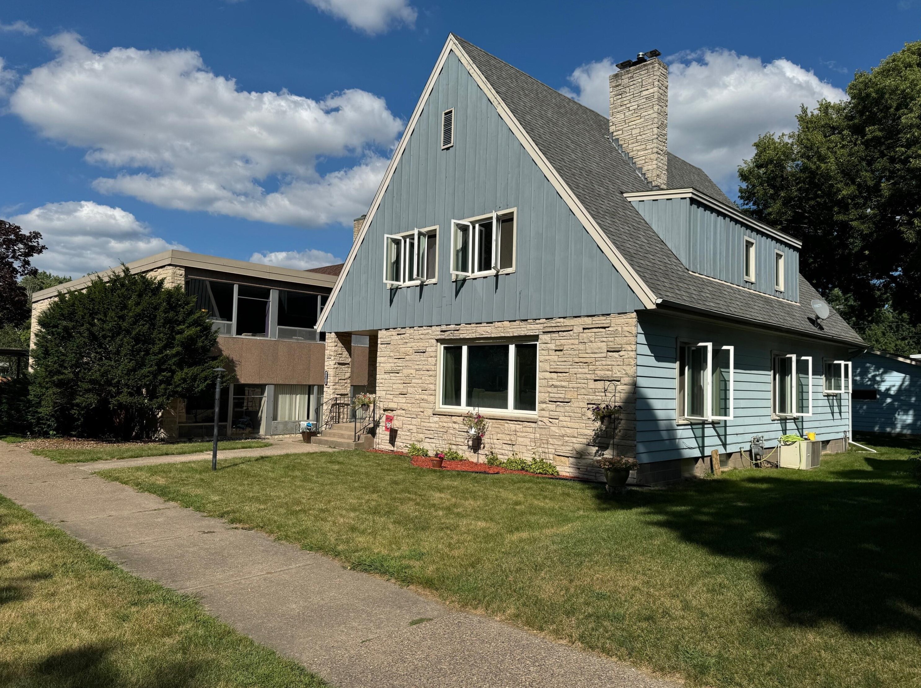 1432 Charles St, La Crosse, WI 54603