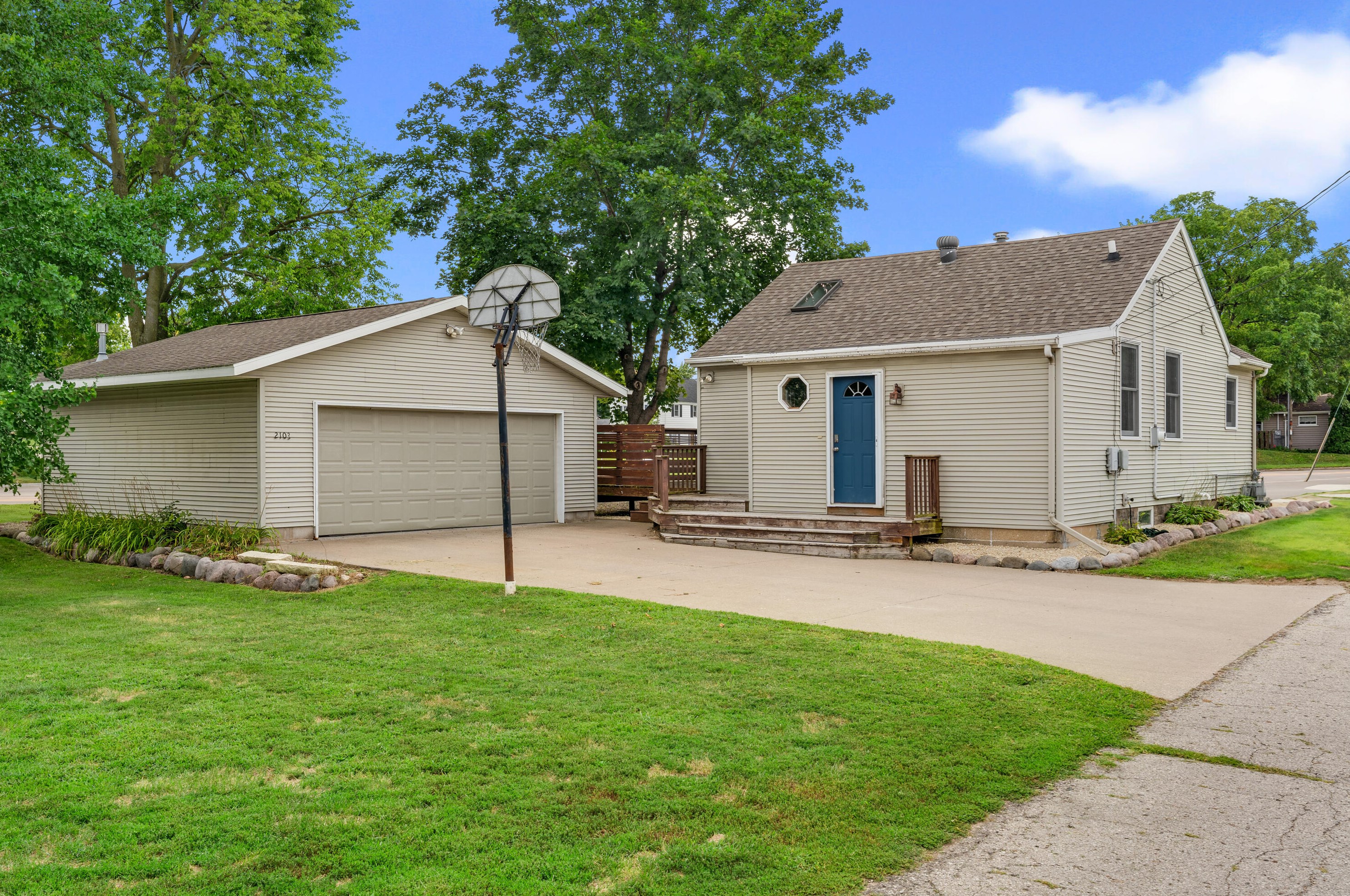 2103 State Rd, La Crosse, WI 54601