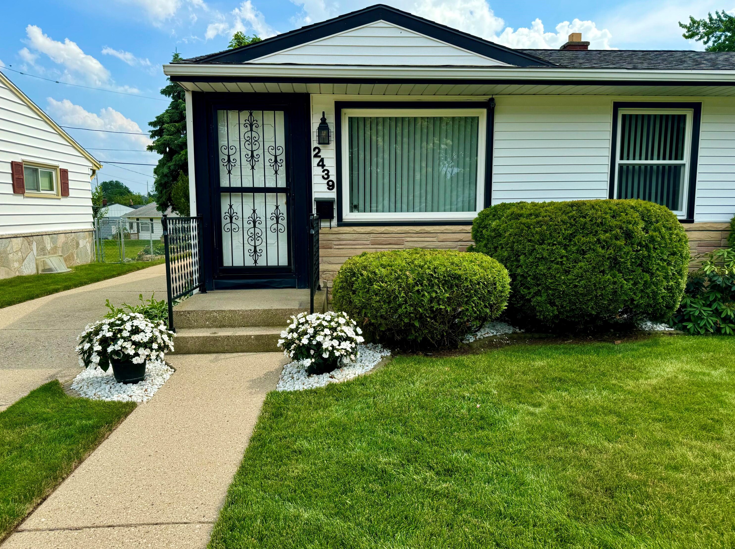 2439 W Warnimont Ave, Milwaukee, WI 53221