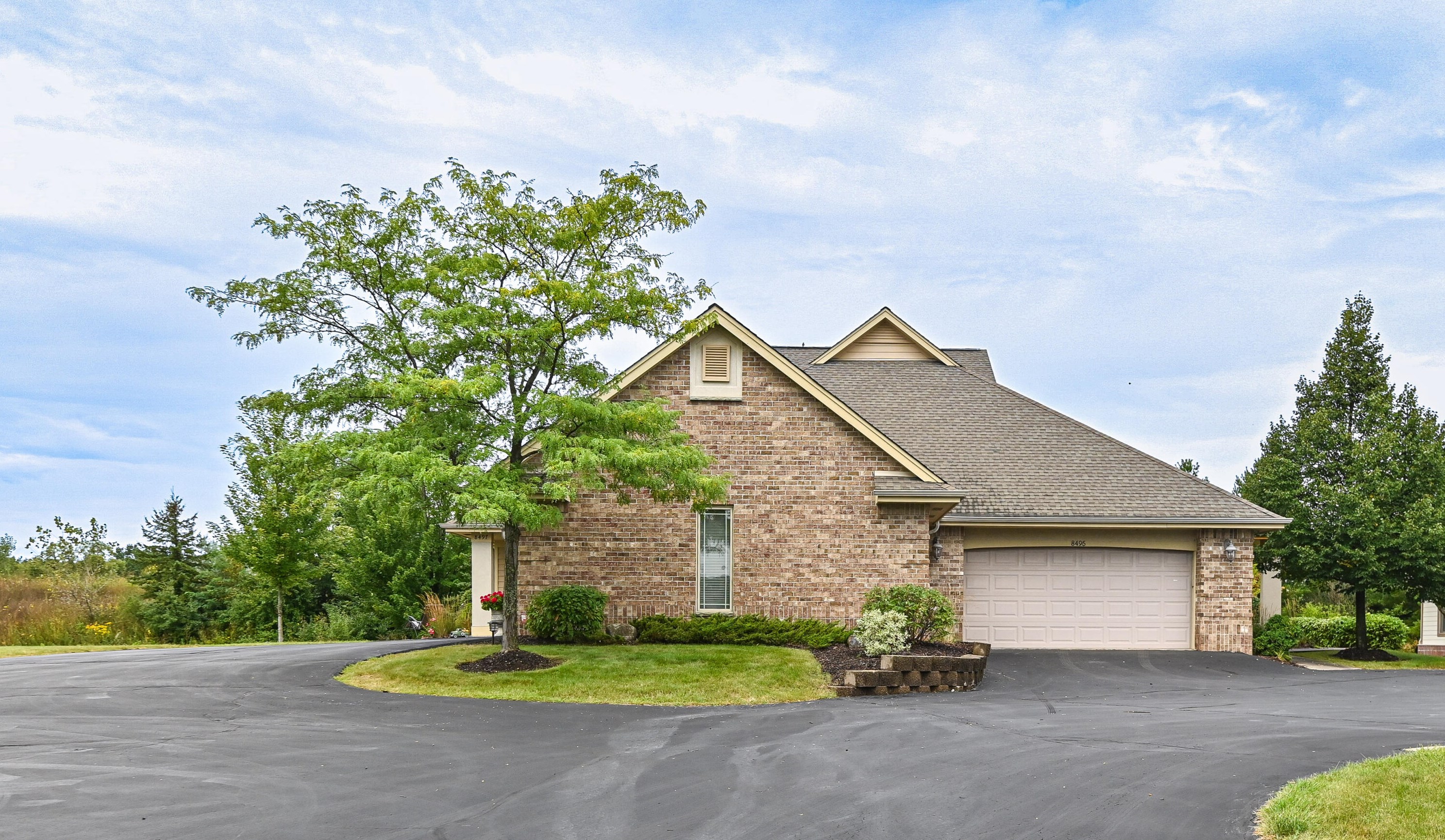 8495 S Deerwood Ln, Hales Corners, WI 53132