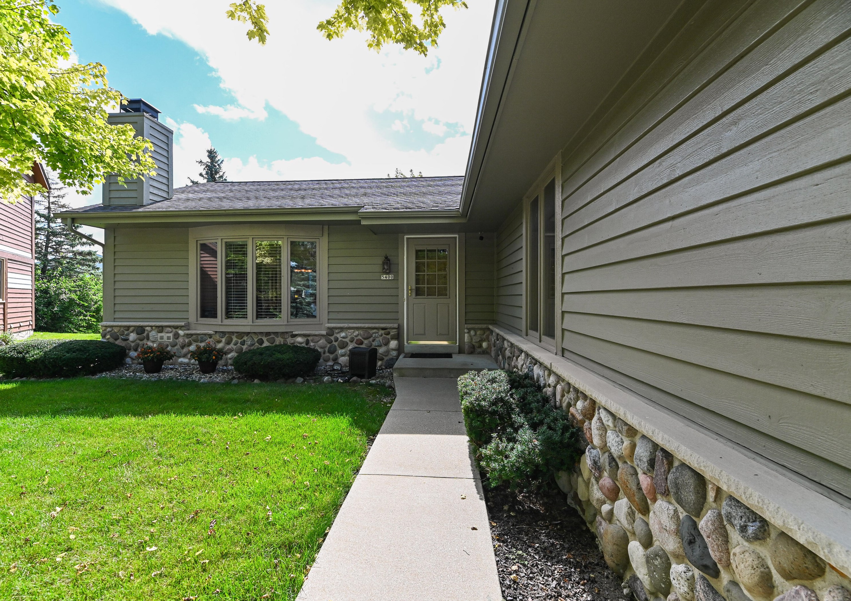5400 S Amberwood Ln, Milwaukee, WI 53221