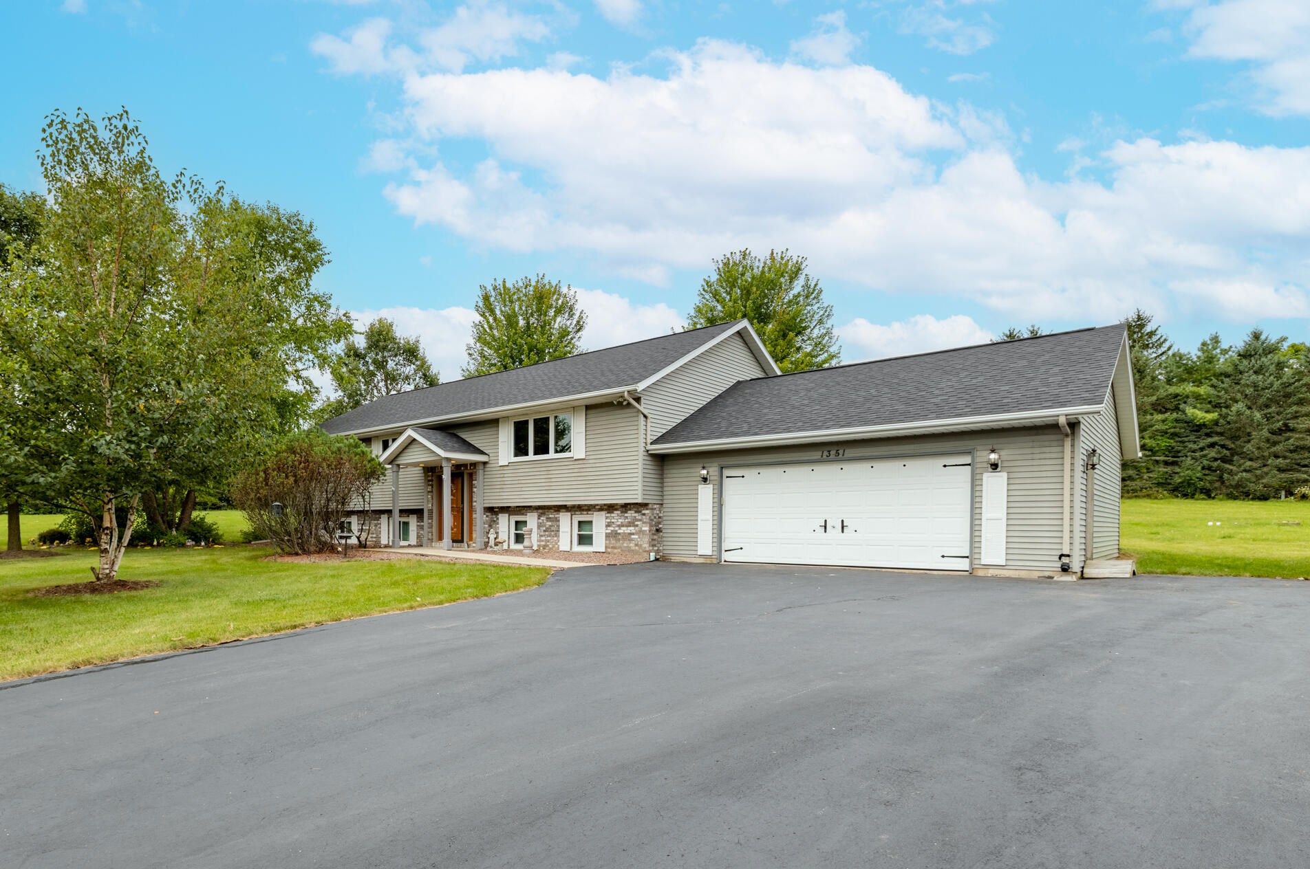 1351 Geiger Ct, Cedarburg, WI 53012