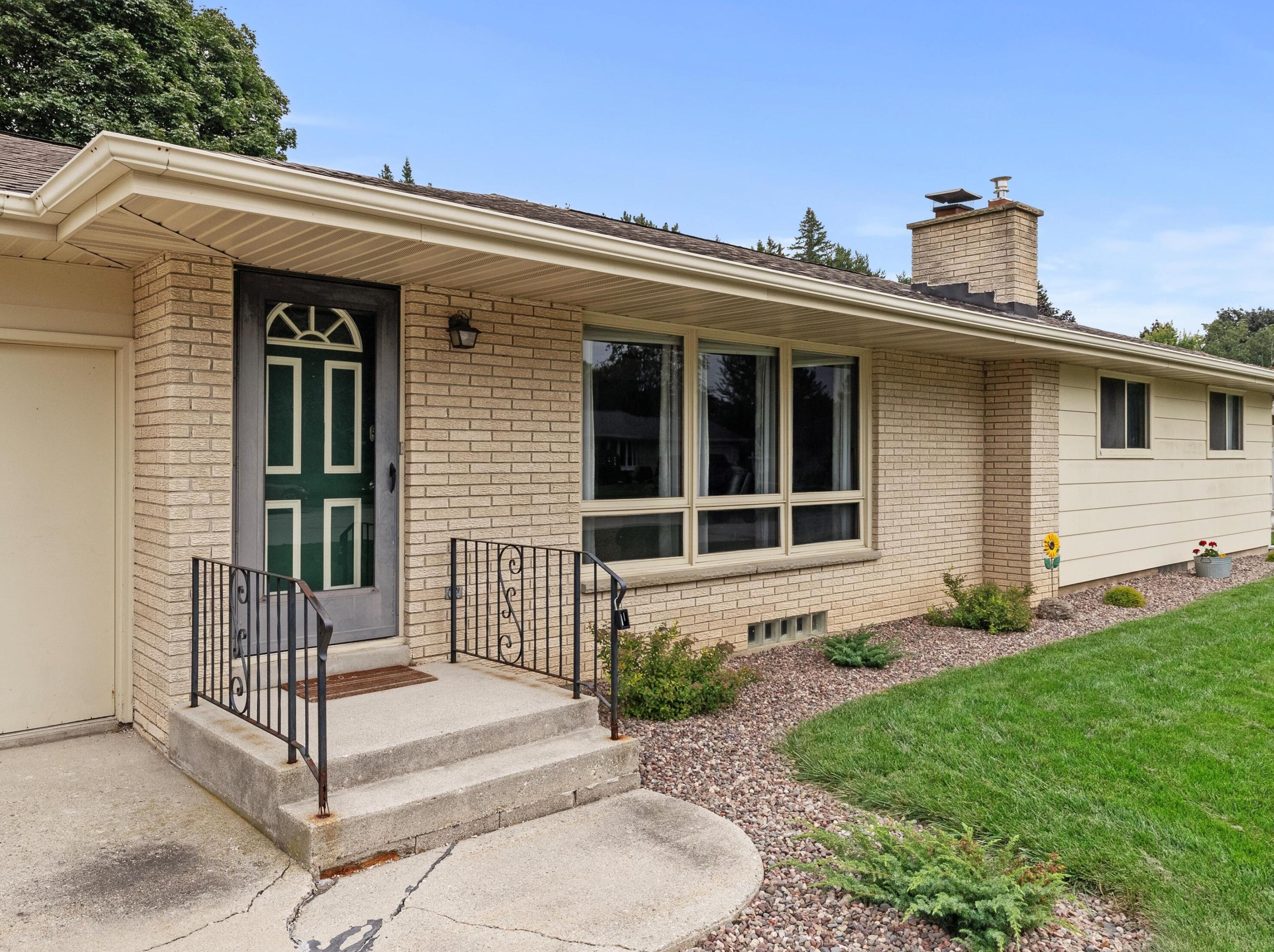 110 Crestwood Dr, Elkhart Lake, WI 53020