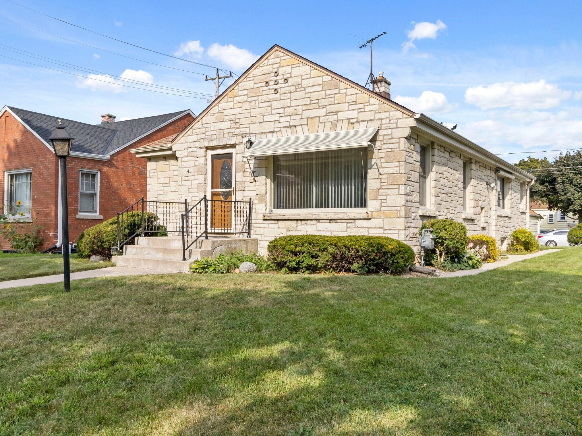 2322 55th St, Milwaukee, WI 53219-2210