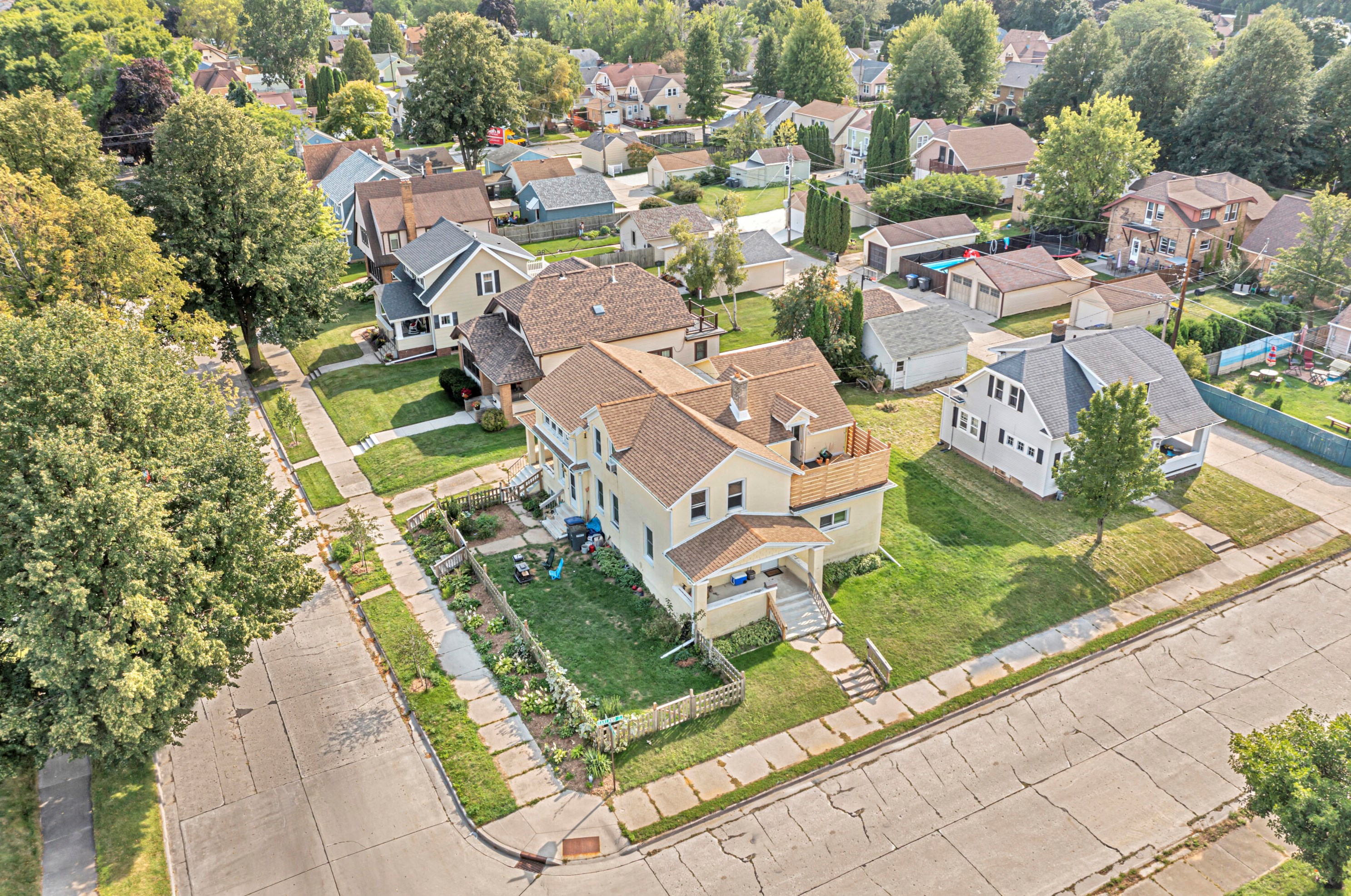 1237 Oakland Ave, Sheboygan WI  53081-5956 exterior