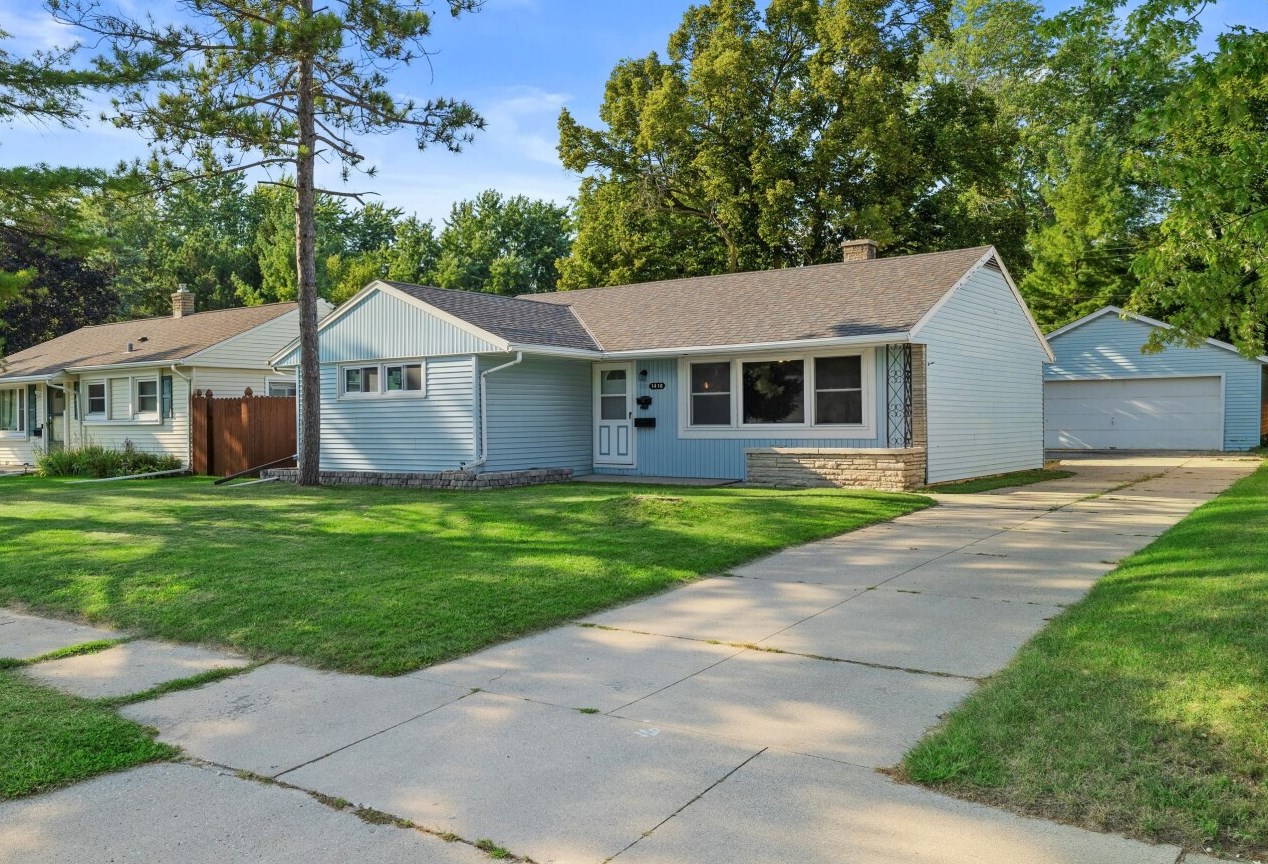 1416 Beverly Ln, West Bend, WI 53090