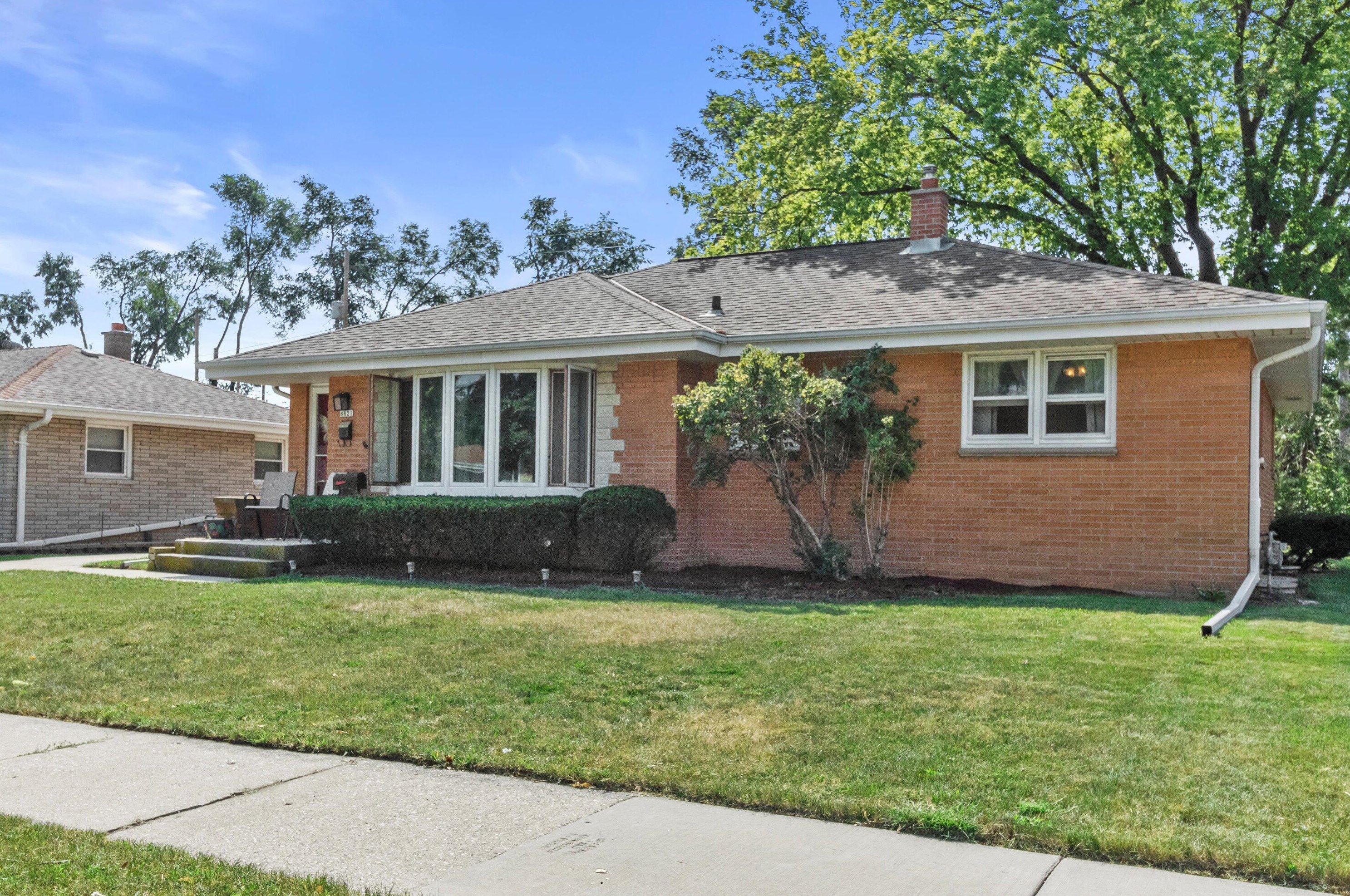 8821 W Brentwood Ave, Milwaukee, WI 53224