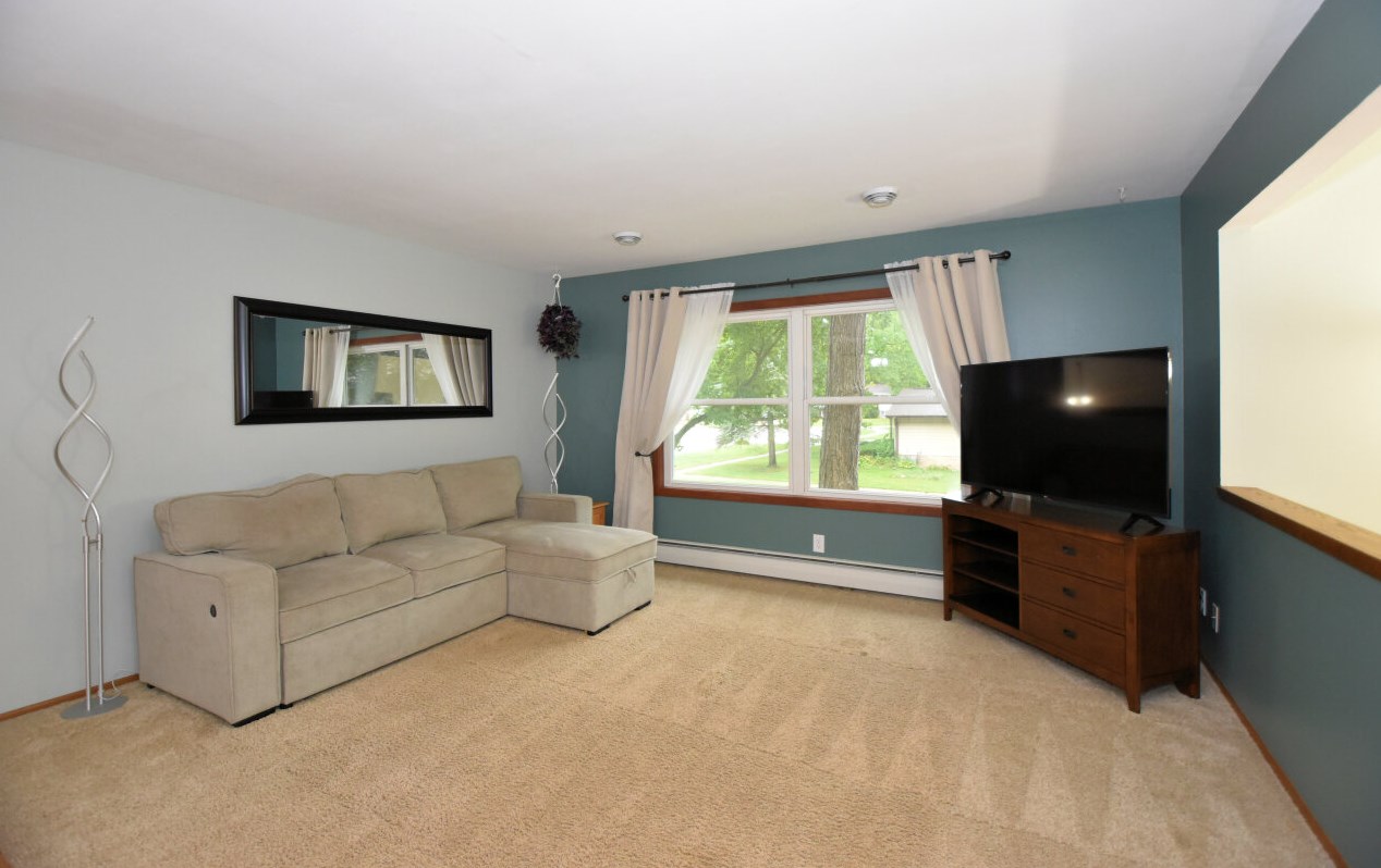 905 Mulberry Dr, West Bend, WI 53090