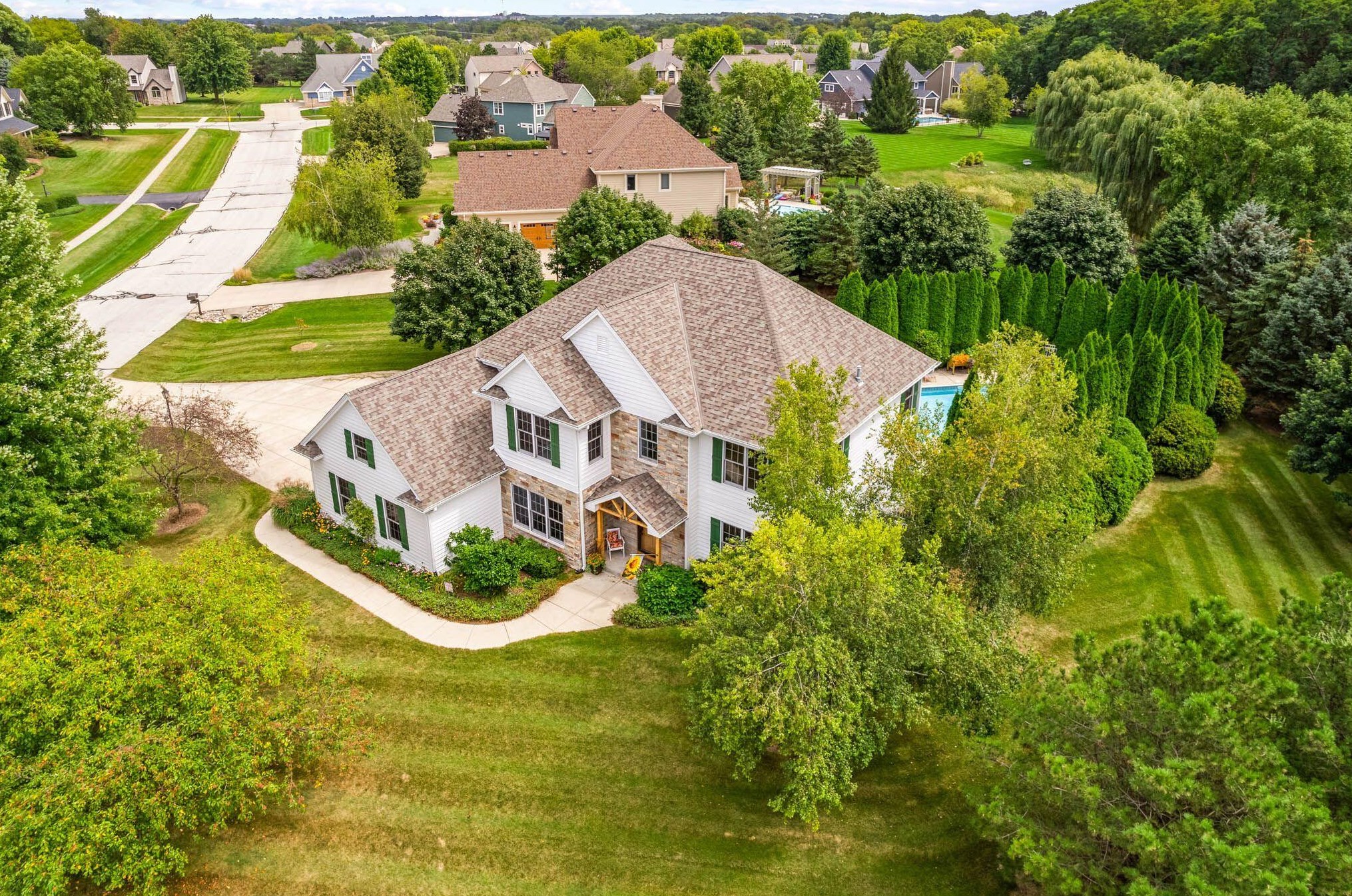 555 River Bluff Cir, Oconomowoc, WI 53066