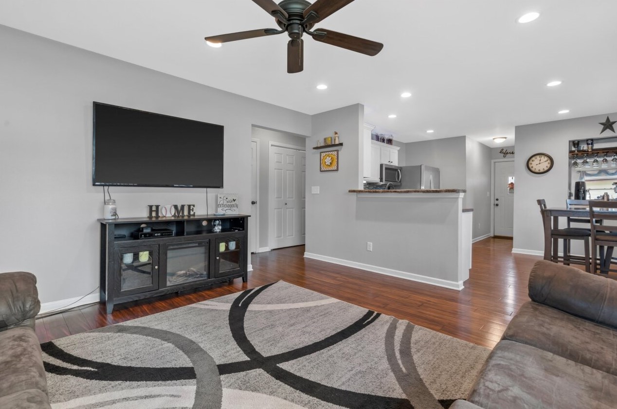624 Wheelock Ave, Hartford, WI 53027