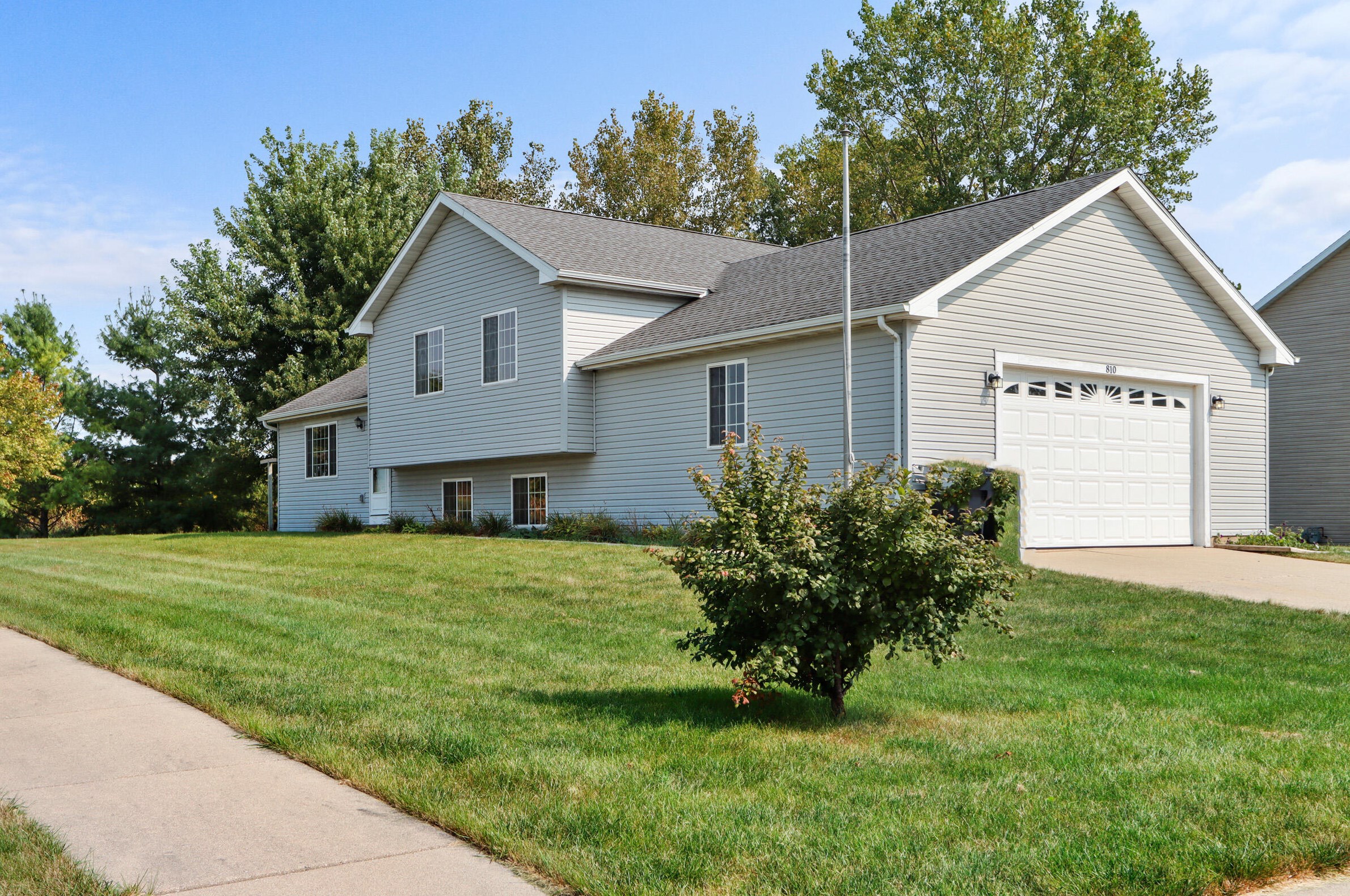 810 Sunnyside Dr, Elkhorn, WI 53121