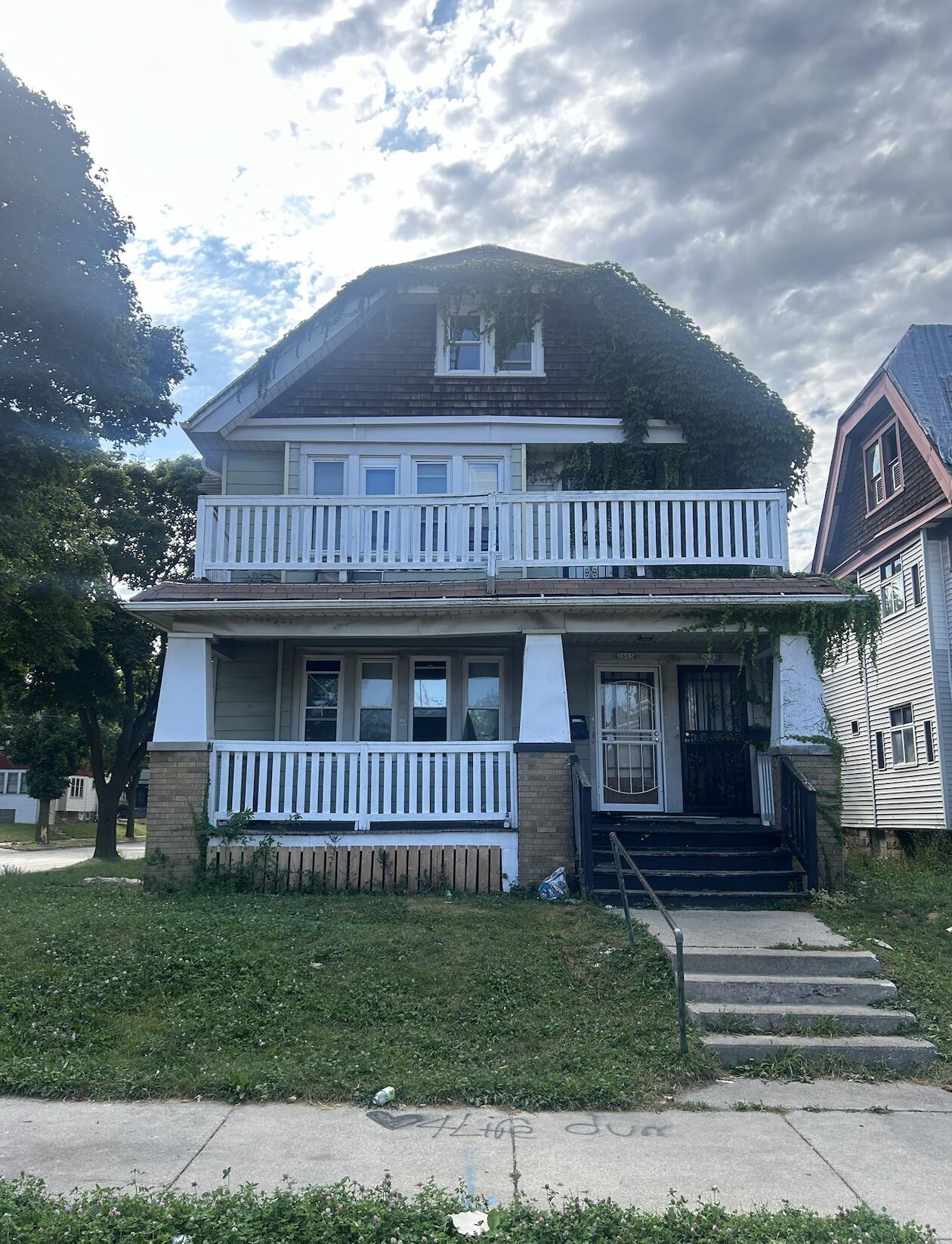 1811 W Capitol Dr, Milwaukee, WI 53206