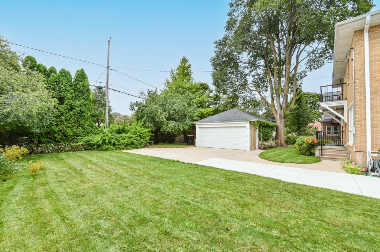 2365 91, Milwaukee WI 53226-1832 exterior