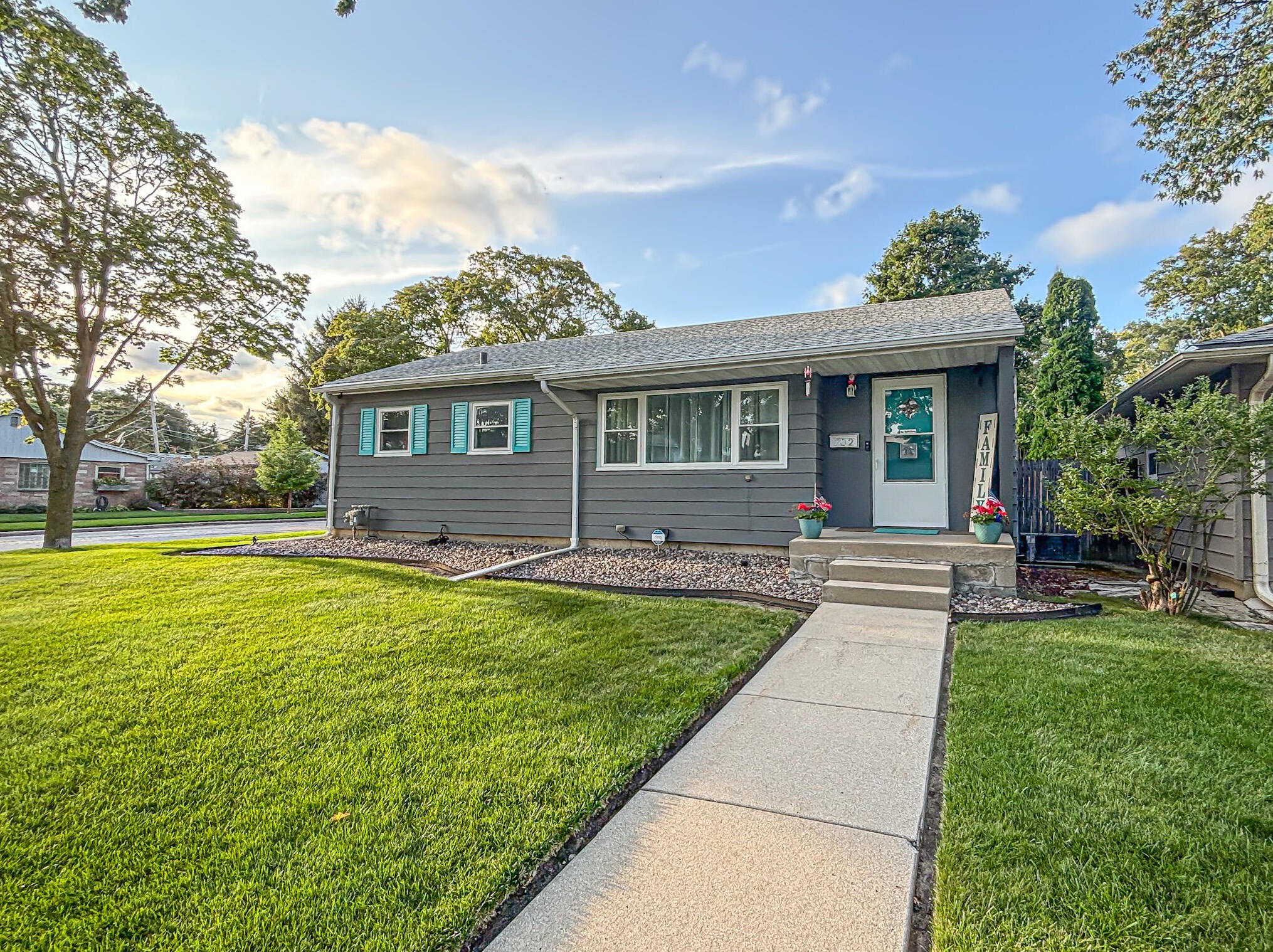702 E Cudahy Ave, Milwaukee, WI 53207