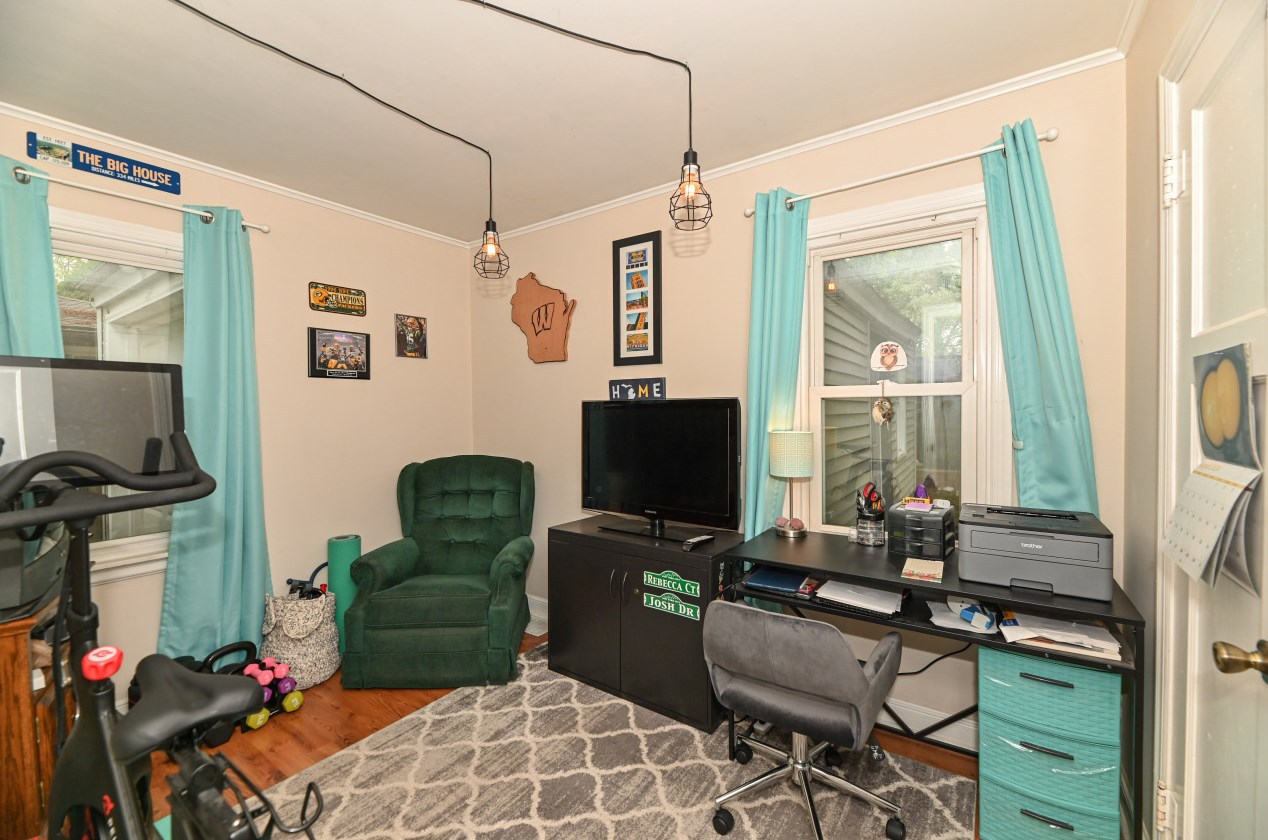 1018 105th St, Milwaukee WI 53227-3516 exterior