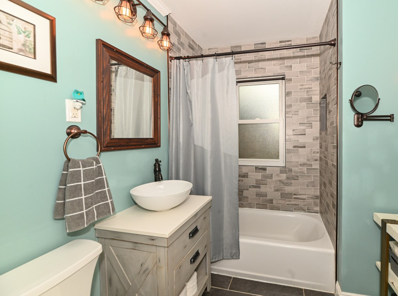 1018 105th St, Milwaukee WI 53227-3516 exterior