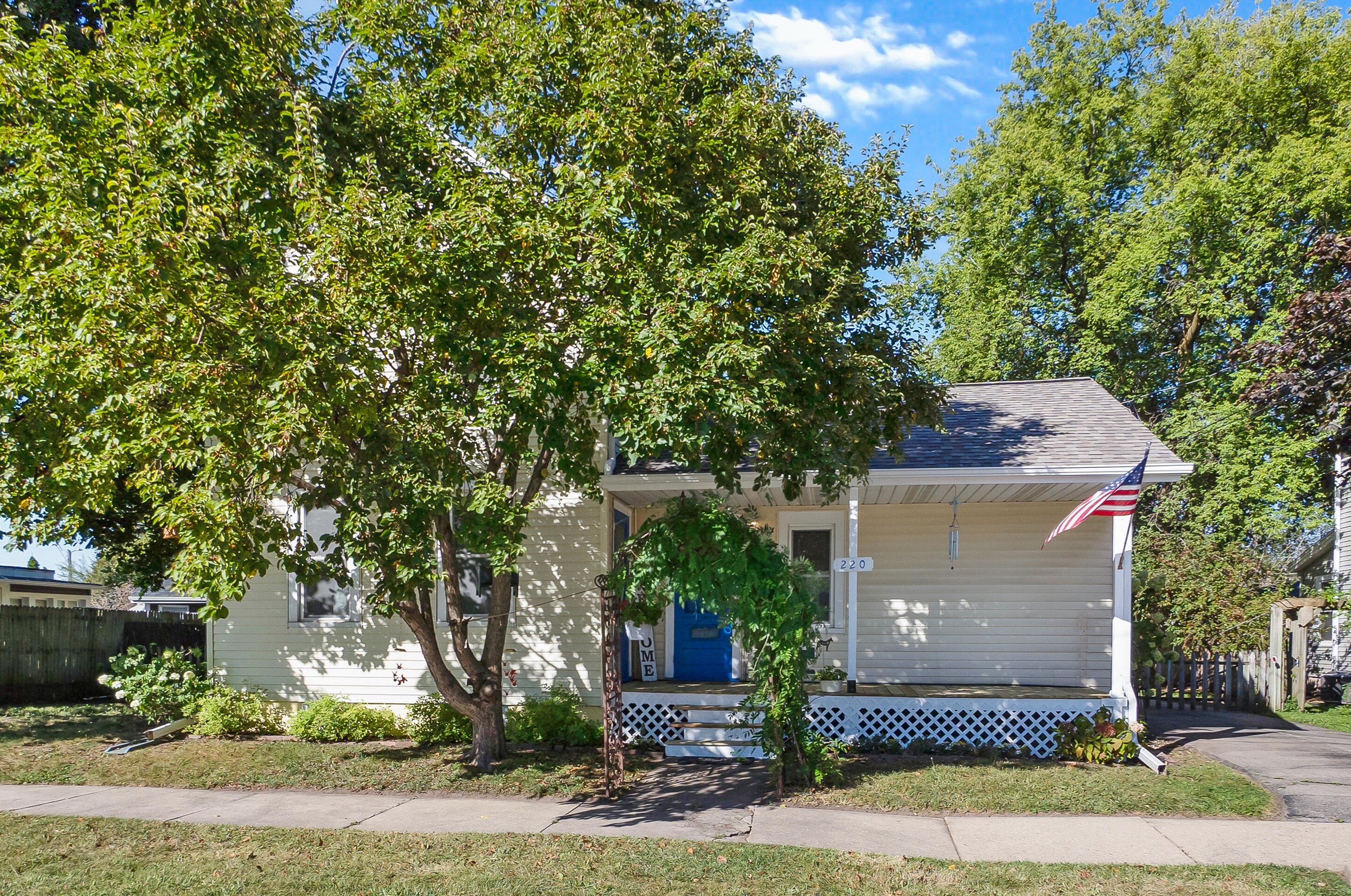 220 Summit Ave, Oconomowoc, WI 53066