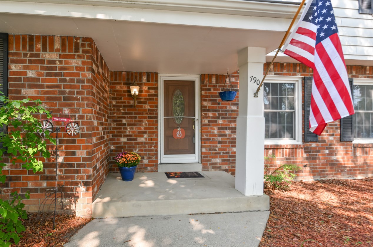 7904 W Bur Oak Dr, Hales Corners, WI 53132