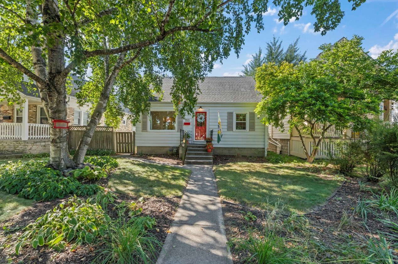 2201 Holt Ave, Milwaukee WI  53207-3141 exterior