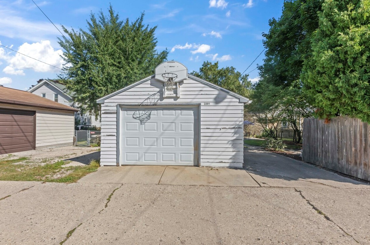 2201 Holt Ave, Milwaukee WI  53207-3141 exterior