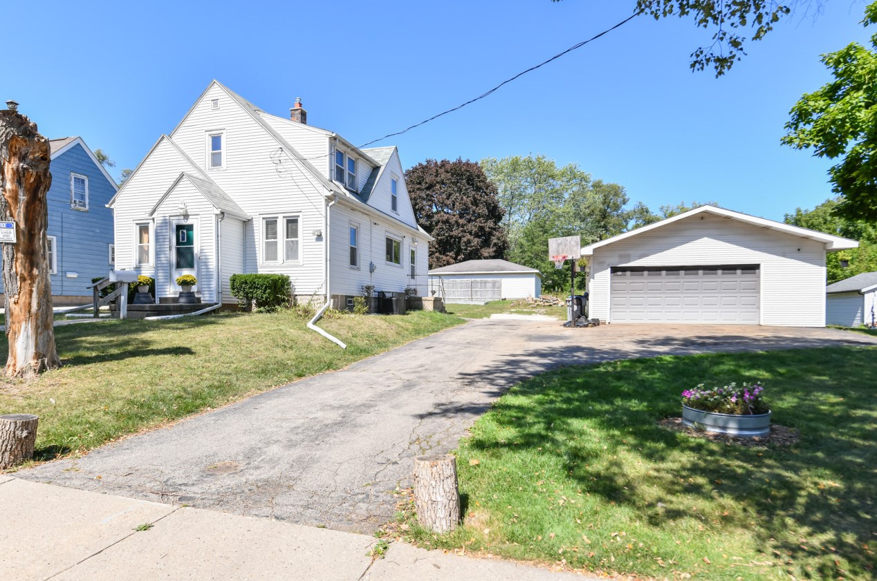 4120 Kiehnau Ave, Milwaukee, WI 53209-3025
