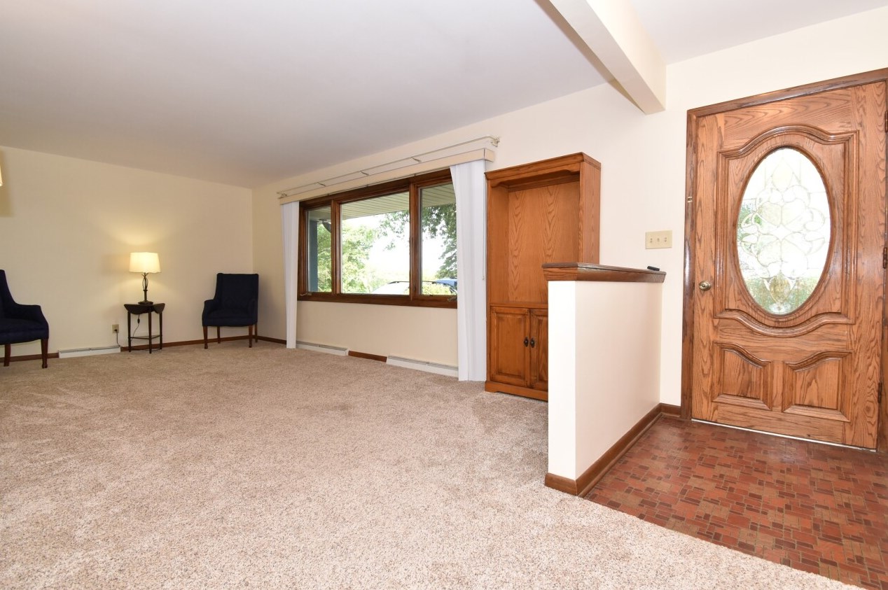 10021 7 Mile Rd, Caledonia, WI 53108-9677