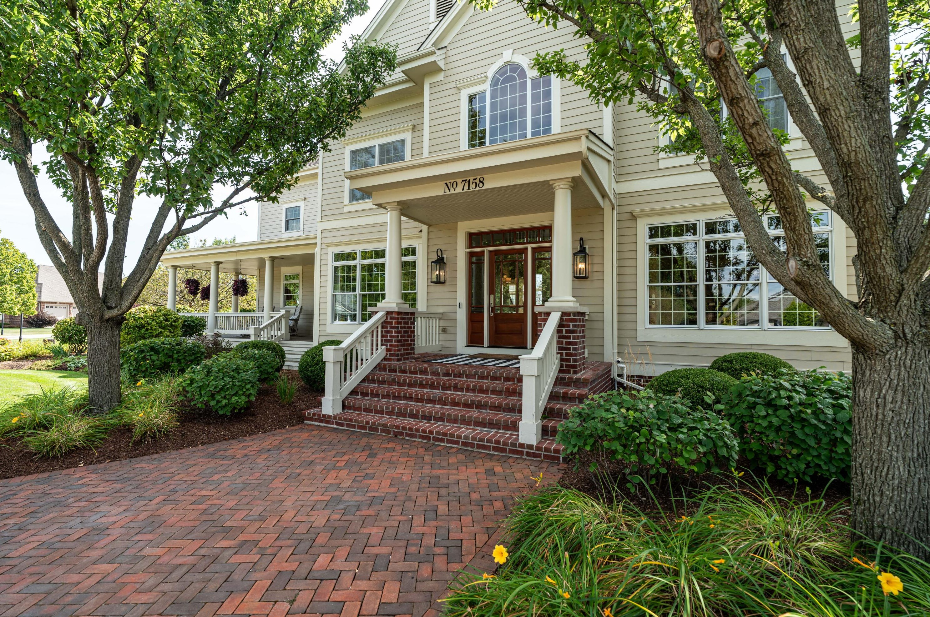 7158 S Cambridge Dr, Hales Corners, WI 53132