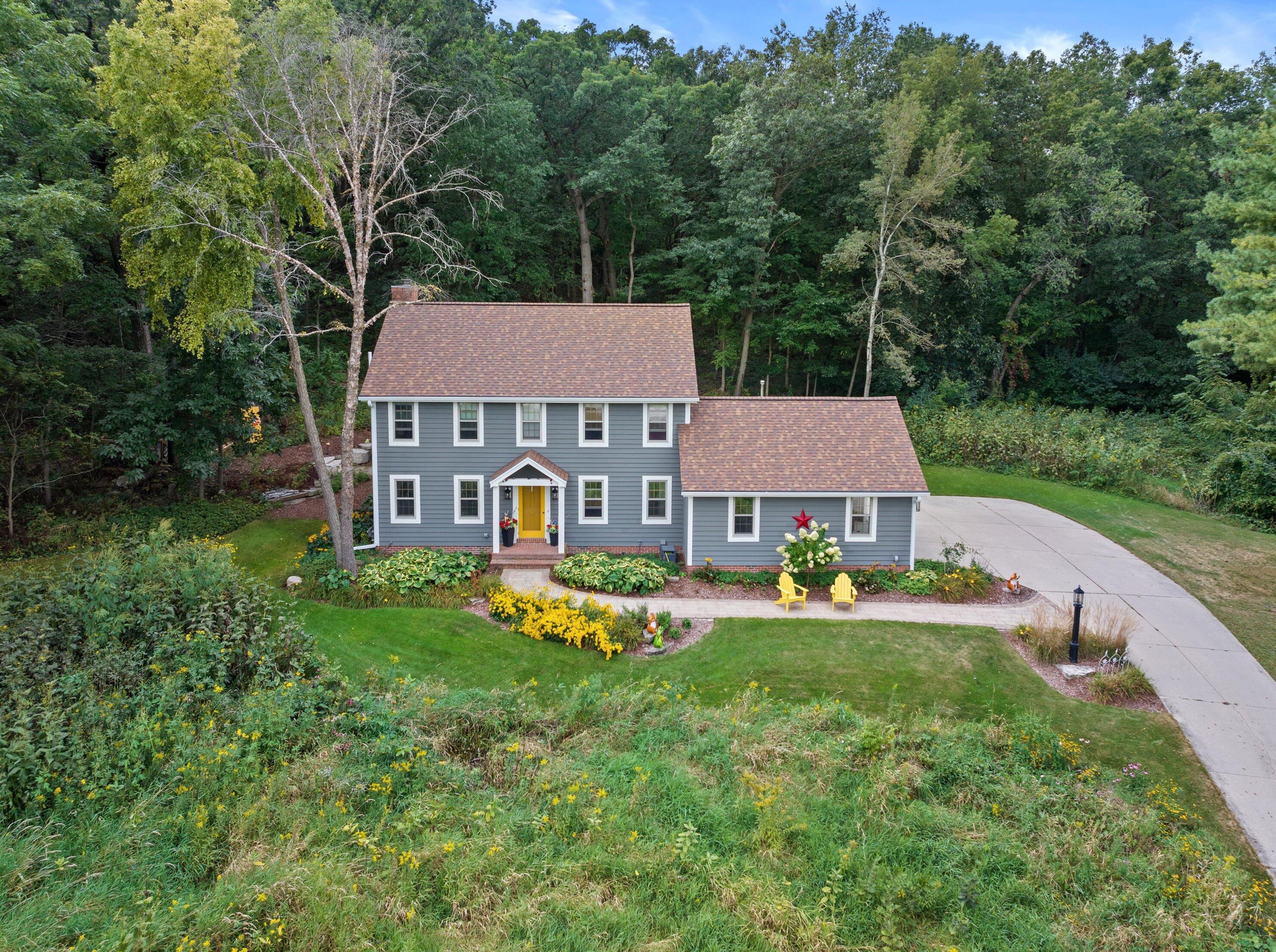 2087 Timber Oak Ct, Chenequa, WI 53029