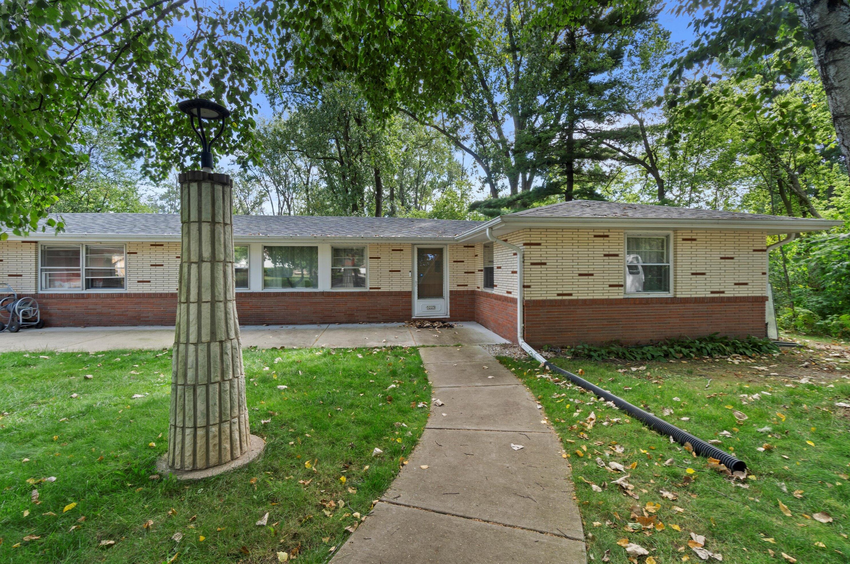 5225 Erie St, Racine, WI 53402-2141