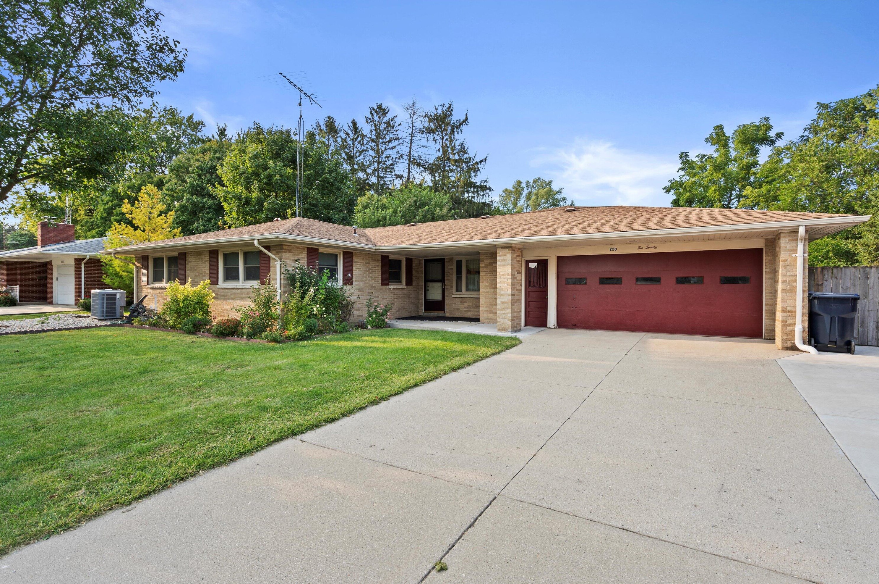 220 W Rockwell St, Elkhorn, WI 53121