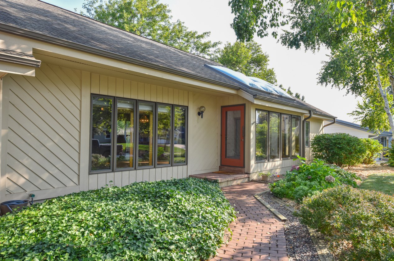 8118 W Coventry Dr, Hales Corners, WI 53132