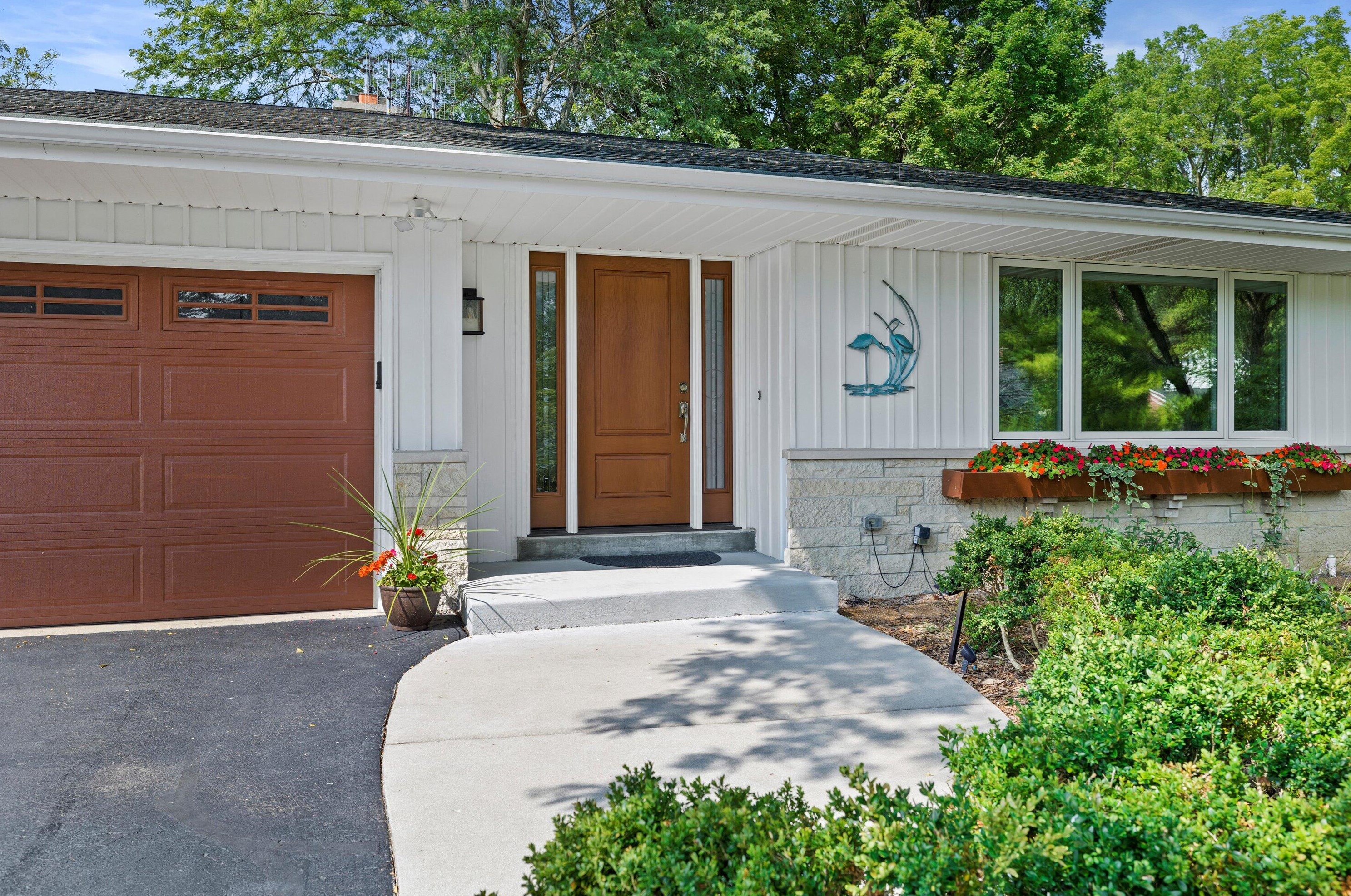 2355 Rockway Ln, Brookfield, WI 53005