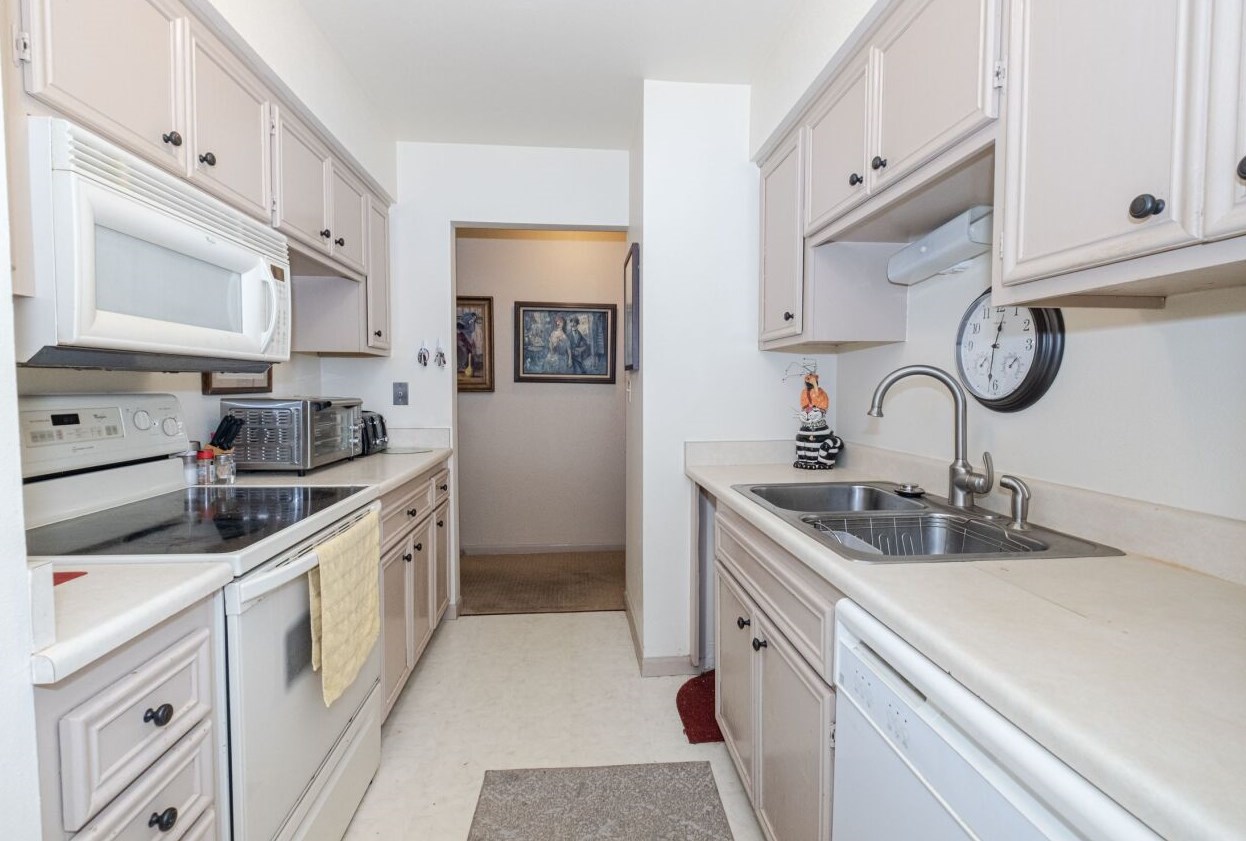 1061 Regent Rd #627, Oconomowoc, WI 53066