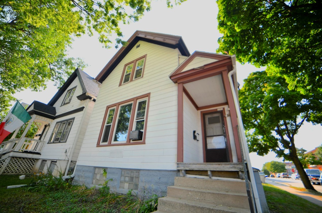 1901 30, Milwaukee WI 53215-2432 exterior