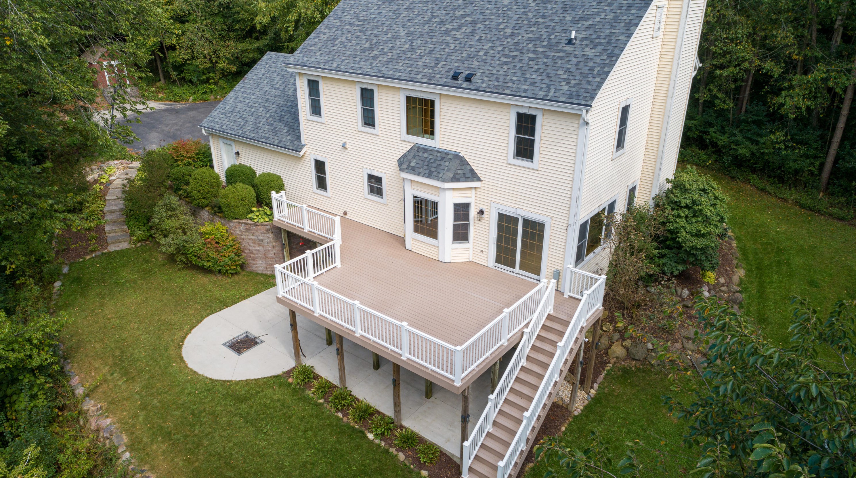 487 Schraufnagel Dr, Chenequa, WI 53029
