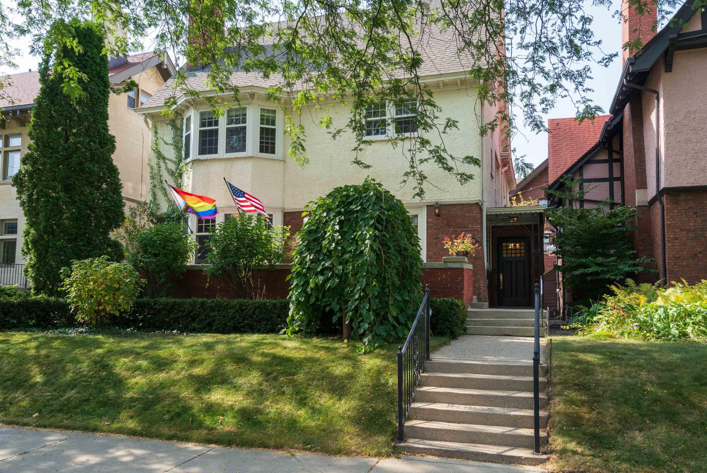 2709 E Belleview Pl, Milwaukee, WI 53211