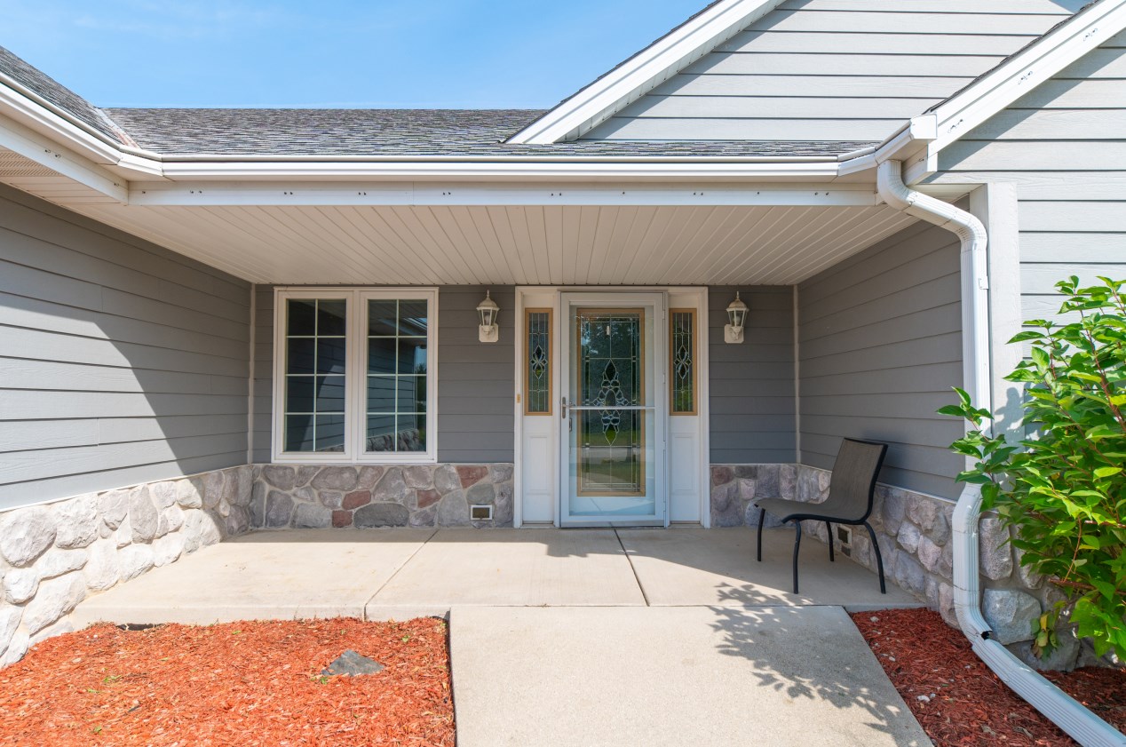 3930 W Victory Creek Dr, Hales Corners, WI 53132